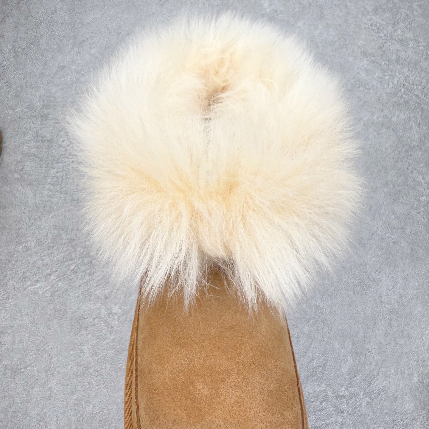 图片[5]-UGG 3832 秋冬羊皮毛一体雪地靴 全鞋采用ZP同厂 隆丰A级澳洲进口羊皮毛一体 品牌代工厂生产线 完全遵循ZP工艺流程 代工厂原厂版师 秉承无原鞋不开发选择 注重每一处细节 市面最正版型 TREADLITE\\\”轻翼\\\”科技外底 轻便/耐用/柔韧/桩型【售后郑重承诺】一个月内若出现重大脱胶/断底等质量问题 直接为您换新！尺码：35 36 37 38 39 40-选品中心