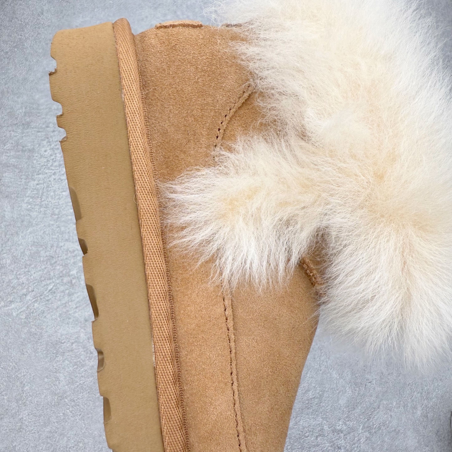 图片[6]-UGG 3832 秋冬羊皮毛一体雪地靴 全鞋采用ZP同厂 隆丰A级澳洲进口羊皮毛一体 品牌代工厂生产线 完全遵循ZP工艺流程 代工厂原厂版师 秉承无原鞋不开发选择 注重每一处细节 市面最正版型 TREADLITE\\\”轻翼\\\”科技外底 轻便/耐用/柔韧/桩型【售后郑重承诺】一个月内若出现重大脱胶/断底等质量问题 直接为您换新！尺码：35 36 37 38 39 40-选品中心