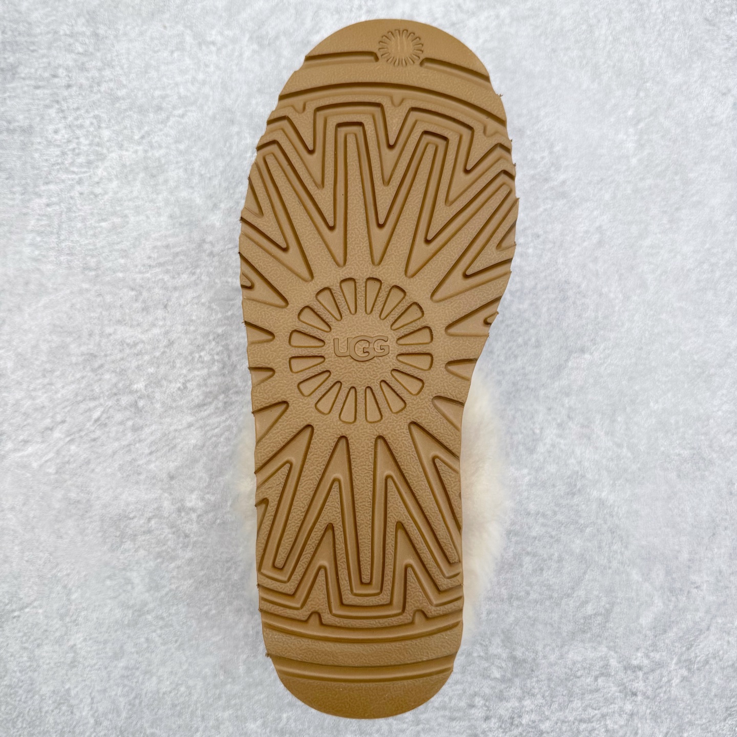 图片[9]-UGG 3832 秋冬羊皮毛一体雪地靴 全鞋采用ZP同厂 隆丰A级澳洲进口羊皮毛一体 品牌代工厂生产线 完全遵循ZP工艺流程 代工厂原厂版师 秉承无原鞋不开发选择 注重每一处细节 市面最正版型 TREADLITE\\\”轻翼\\\”科技外底 轻便/耐用/柔韧/桩型【售后郑重承诺】一个月内若出现重大脱胶/断底等质量问题 直接为您换新！尺码：35 36 37 38 39 40-选品中心