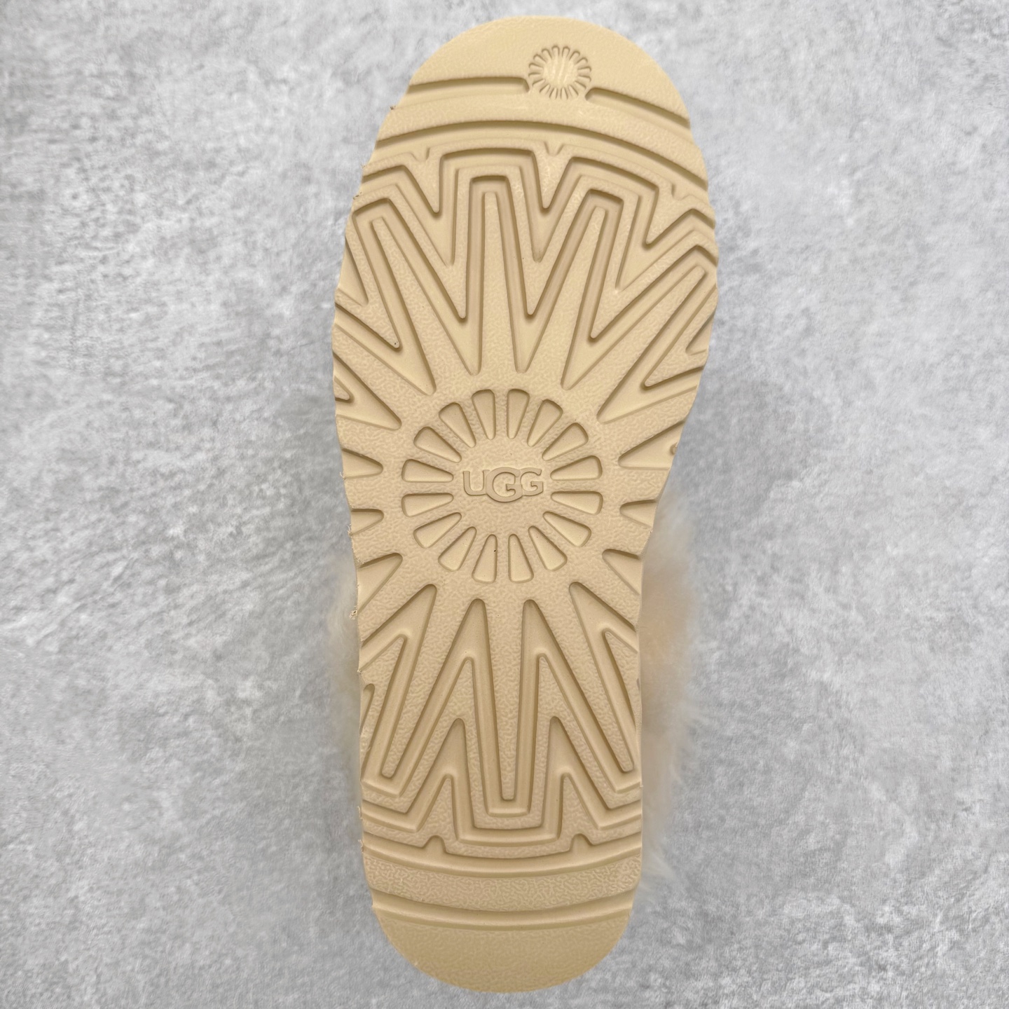 图片[9]-UGG 3832 秋冬羊皮毛一体雪地靴 全鞋采用ZP同厂 隆丰A级澳洲进口羊皮毛一体 品牌代工厂生产线 完全遵循ZP工艺流程 代工厂原厂版师 秉承无原鞋不开发选择 注重每一处细节 市面最正版型 TREADLITE\\\”轻翼\\\”科技外底 轻便/耐用/柔韧/桩型【售后郑重承诺】一个月内若出现重大脱胶/断底等质量问题 直接为您换新！尺码：35 36 37 38 39 40-选品中心