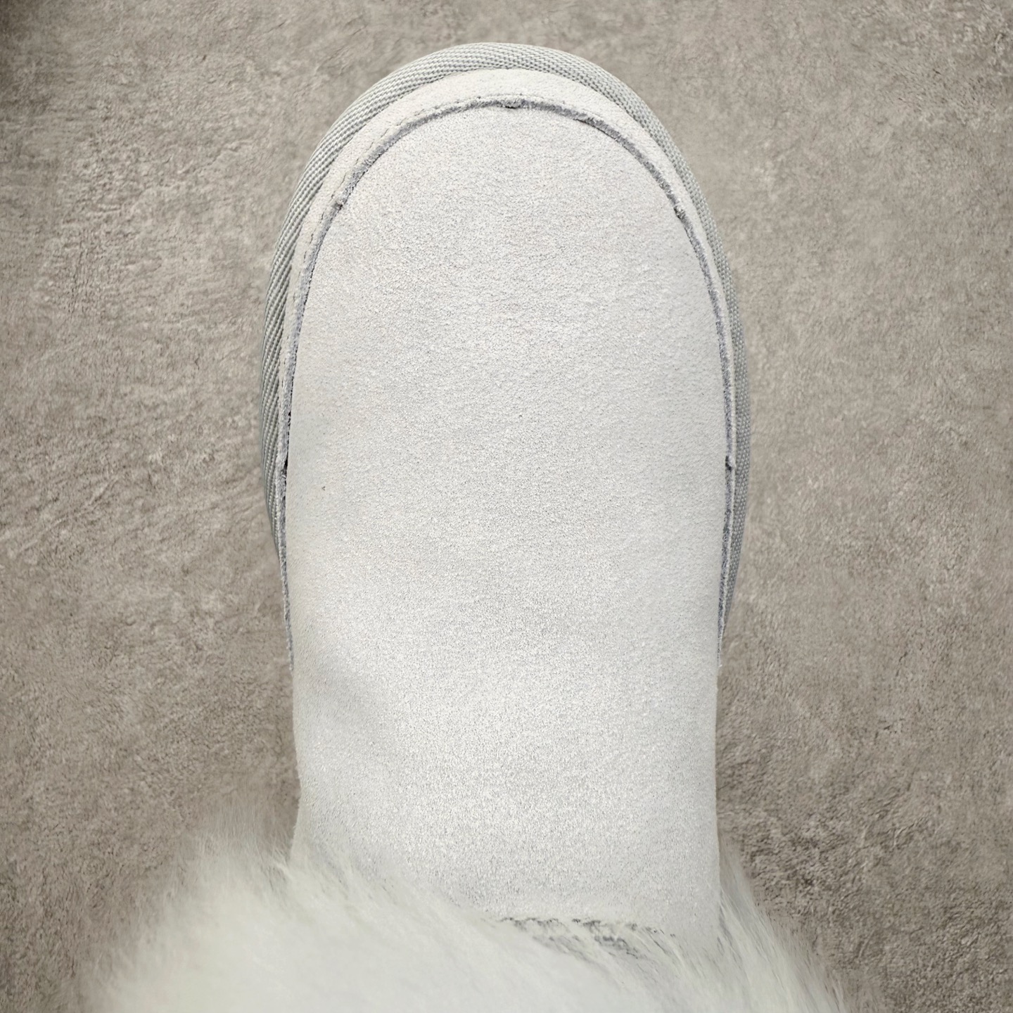 图片[4]-UGG 3832 秋冬羊皮毛一体雪地靴 全鞋采用ZP同厂 隆丰A级澳洲进口羊皮毛一体 品牌代工厂生产线 完全遵循ZP工艺流程 代工厂原厂版师 秉承无原鞋不开发选择 注重每一处细节 市面最正版型 TREADLITE\\\”轻翼\\\”科技外底 轻便/耐用/柔韧/桩型【售后郑重承诺】一个月内若出现重大脱胶/断底等质量问题 直接为您换新！尺码：35 36 37 38 39 40-选品中心