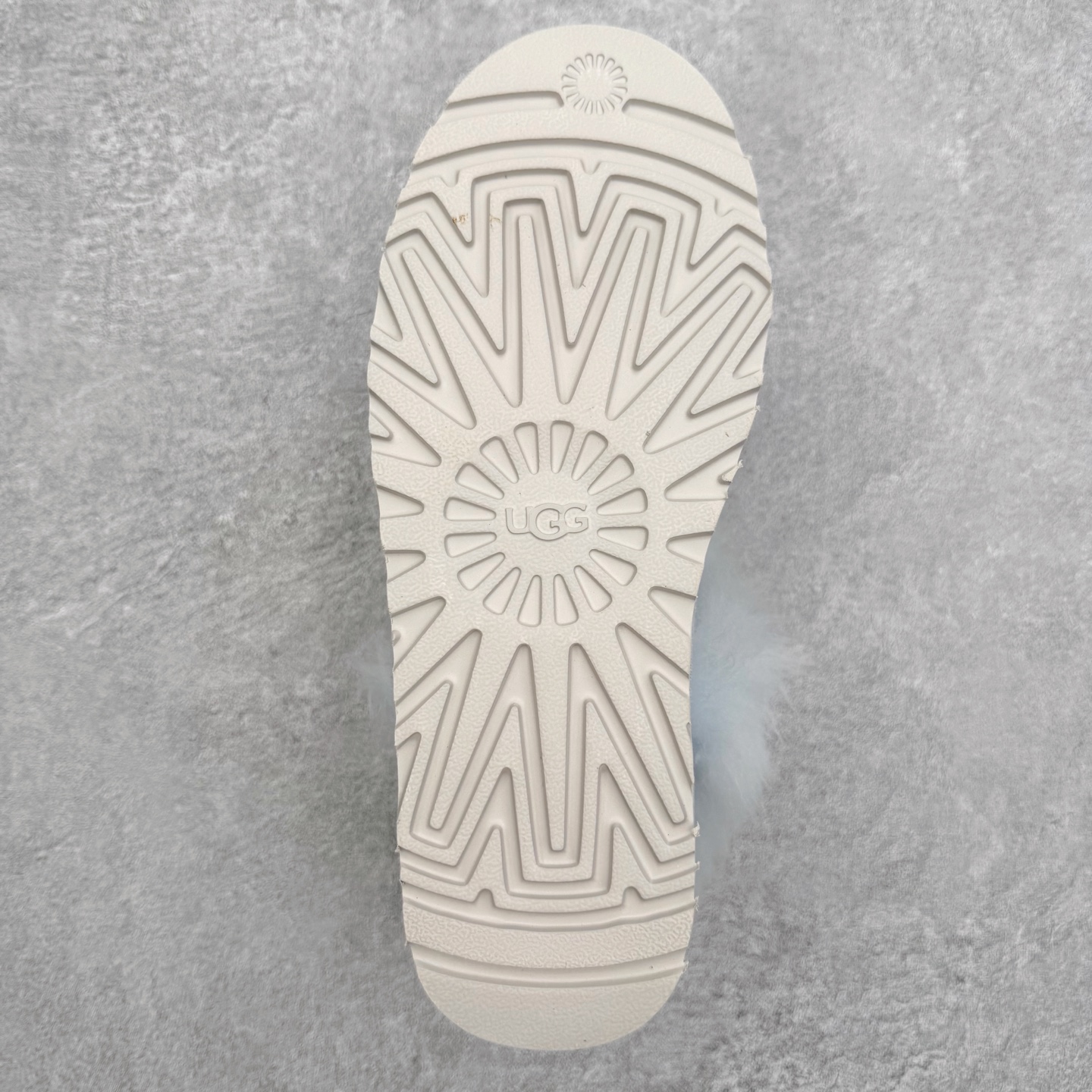 图片[9]-UGG 3832 秋冬羊皮毛一体雪地靴 全鞋采用ZP同厂 隆丰A级澳洲进口羊皮毛一体 品牌代工厂生产线 完全遵循ZP工艺流程 代工厂原厂版师 秉承无原鞋不开发选择 注重每一处细节 市面最正版型 TREADLITE\\\”轻翼\\\”科技外底 轻便/耐用/柔韧/桩型【售后郑重承诺】一个月内若出现重大脱胶/断底等质量问题 直接为您换新！尺码：35 36 37 38 39 40-选品中心