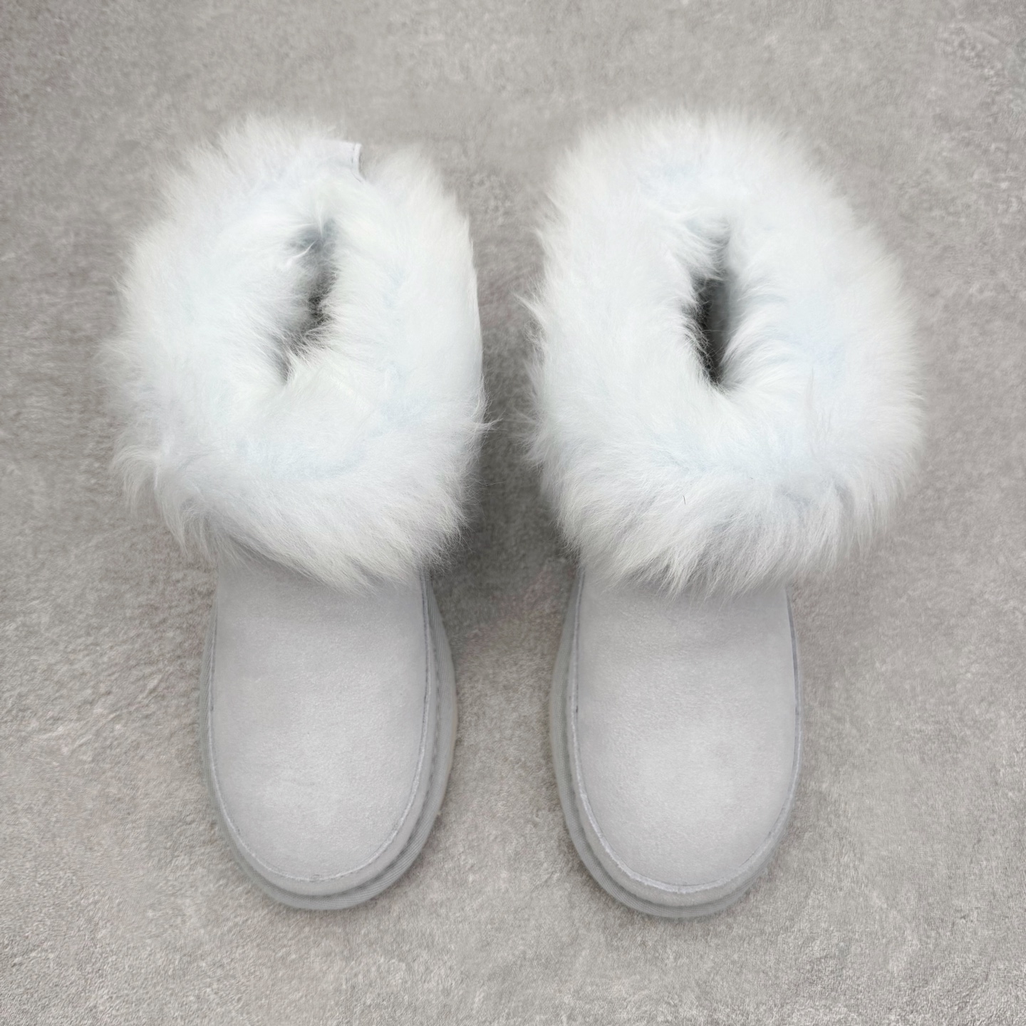 图片[2]-UGG 3832 秋冬羊皮毛一体雪地靴 全鞋采用ZP同厂 隆丰A级澳洲进口羊皮毛一体 品牌代工厂生产线 完全遵循ZP工艺流程 代工厂原厂版师 秉承无原鞋不开发选择 注重每一处细节 市面最正版型 TREADLITE\\\”轻翼\\\”科技外底 轻便/耐用/柔韧/桩型【售后郑重承诺】一个月内若出现重大脱胶/断底等质量问题 直接为您换新！尺码：35 36 37 38 39 40-选品中心