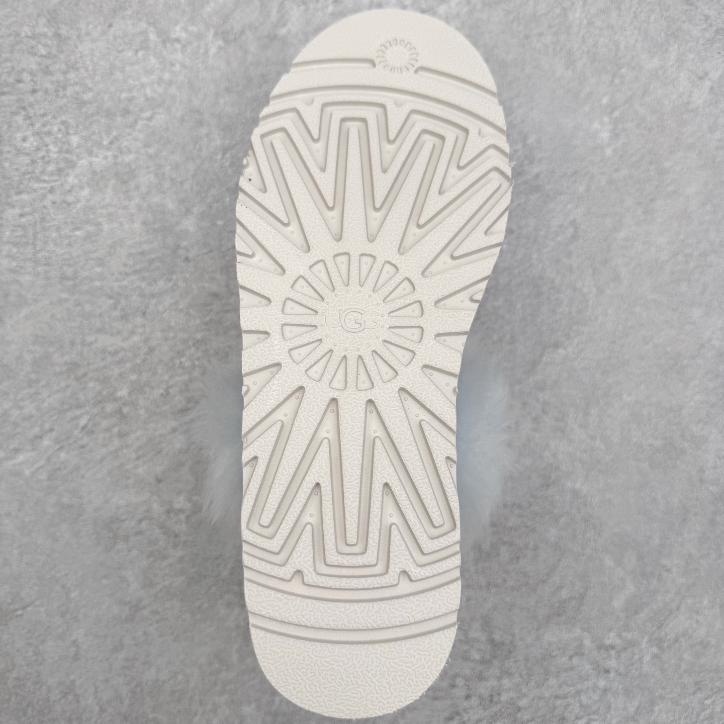 图片[9]-UGG 3930 秋冬羊皮毛一体雪地靴 全鞋采用ZP同厂 隆丰A级澳洲进口羊皮毛一体 品牌代工厂生产线 完全遵循ZP工艺流程 代工厂原厂版师 秉承无原鞋不开发选择 注重每一处细节 市面最正版型 TREADLITE\\\”轻翼\\\”科技外底 轻便/耐用/柔韧/桩型【售后郑重承诺】一个月内若出现重大脱胶/断底等质量问题 直接为您换新！尺码：35 36 37 38 39 40-选品中心