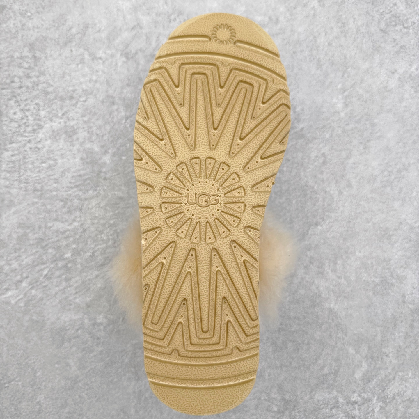 图片[9]-UGG 3930 秋冬羊皮毛一体雪地靴 全鞋采用ZP同厂 隆丰A级澳洲进口羊皮毛一体 品牌代工厂生产线 完全遵循ZP工艺流程 代工厂原厂版师 秉承无原鞋不开发选择 注重每一处细节 市面最正版型 TREADLITE\\\”轻翼\\\”科技外底 轻便/耐用/柔韧/桩型【售后郑重承诺】一个月内若出现重大脱胶/断底等质量问题 直接为您换新！尺码：35 36 37 38 39 40-选品中心