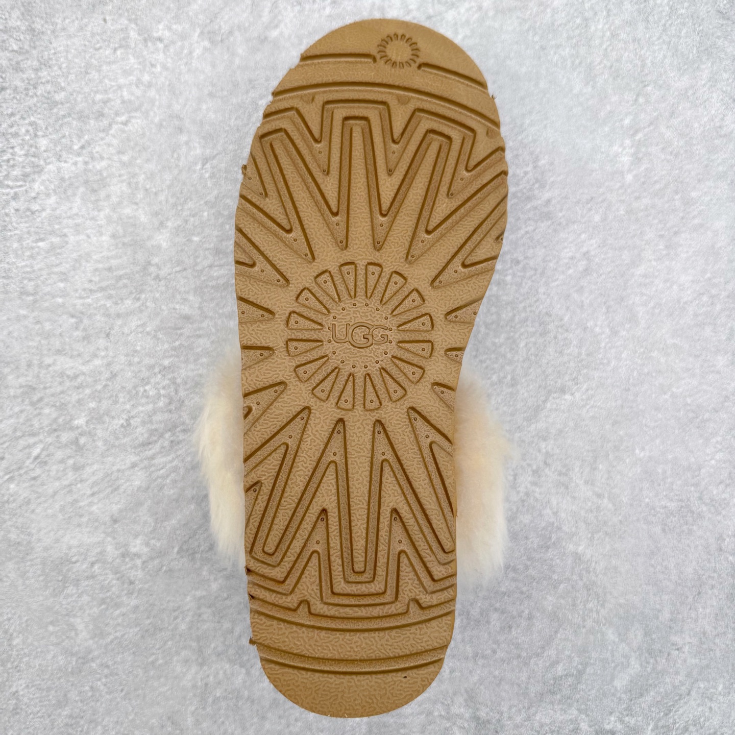 图片[9]-UGG 3930 秋冬羊皮毛一体雪地靴 全鞋采用ZP同厂 隆丰A级澳洲进口羊皮毛一体 品牌代工厂生产线 完全遵循ZP工艺流程 代工厂原厂版师 秉承无原鞋不开发选择 注重每一处细节 市面最正版型 TREADLITE\\\”轻翼\\\”科技外底 轻便/耐用/柔韧/桩型【售后郑重承诺】一个月内若出现重大脱胶/断底等质量问题 直接为您换新！尺码：35 36 37 38 39 40-选品中心