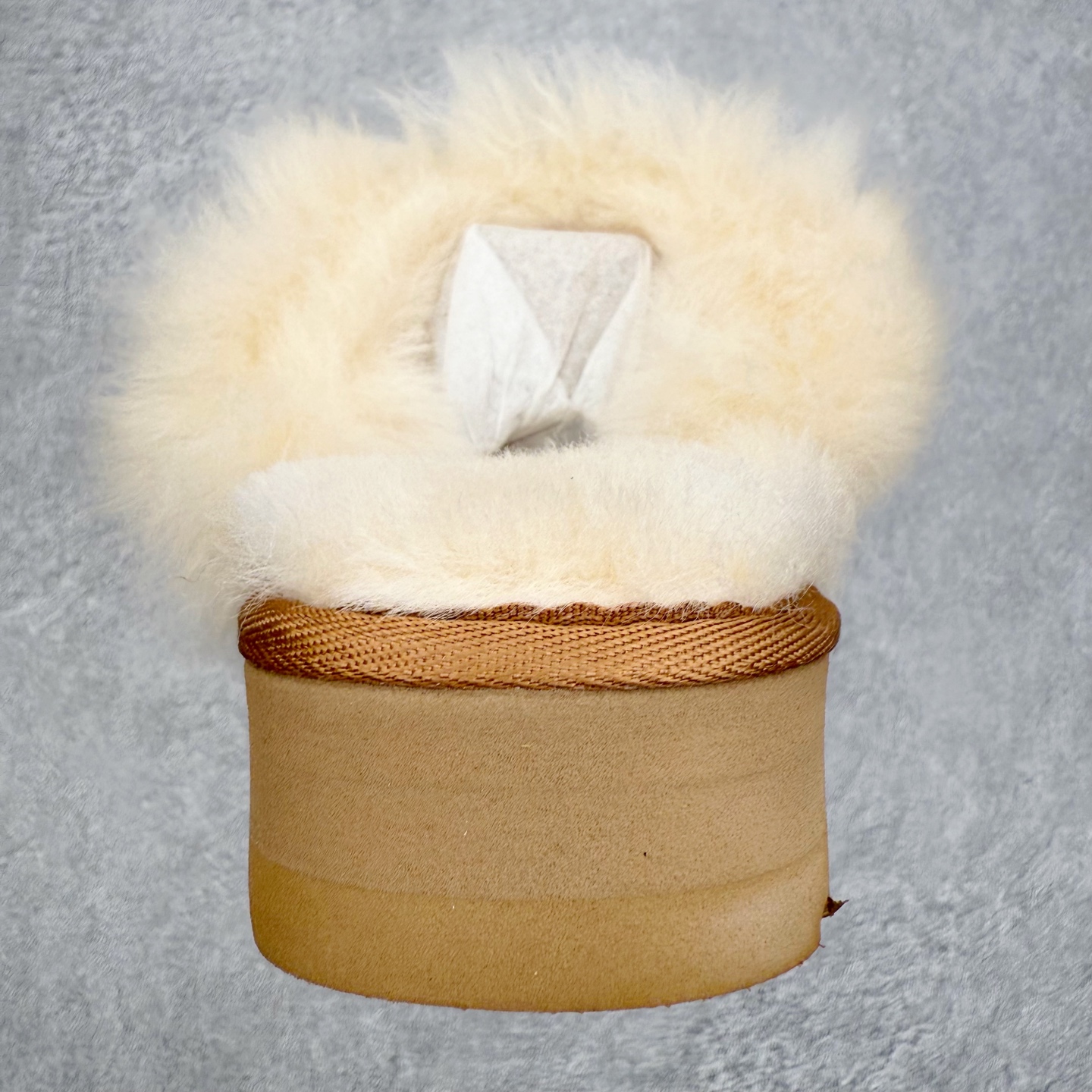 图片[8]-UGG 3930 秋冬羊皮毛一体雪地靴 全鞋采用ZP同厂 隆丰A级澳洲进口羊皮毛一体 品牌代工厂生产线 完全遵循ZP工艺流程 代工厂原厂版师 秉承无原鞋不开发选择 注重每一处细节 市面最正版型 TREADLITE\\\”轻翼\\\”科技外底 轻便/耐用/柔韧/桩型【售后郑重承诺】一个月内若出现重大脱胶/断底等质量问题 直接为您换新！尺码：35 36 37 38 39 40-选品中心