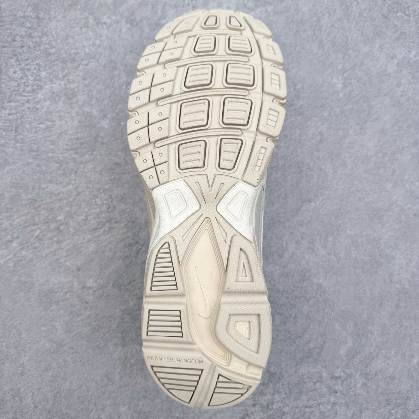 图片[9]-NK Initiator 创始者系列复古老爹鞋运动舒适复古网布合成革减震防滑耐磨低帮休闲跑步鞋 Ins爆火全新韩系古着风 回味经典 采用透气网眼鞋面和支撑覆盖层 自然运动设计的Phlyon中底用于缓冲 BRS 1000碳橡胶外底具有轻质柔韧性 牵引力和耐用性 尺码：36 36.5 37.5 38 38.5 39 40 40.5 41 42 42.5 43 44 45-选品中心