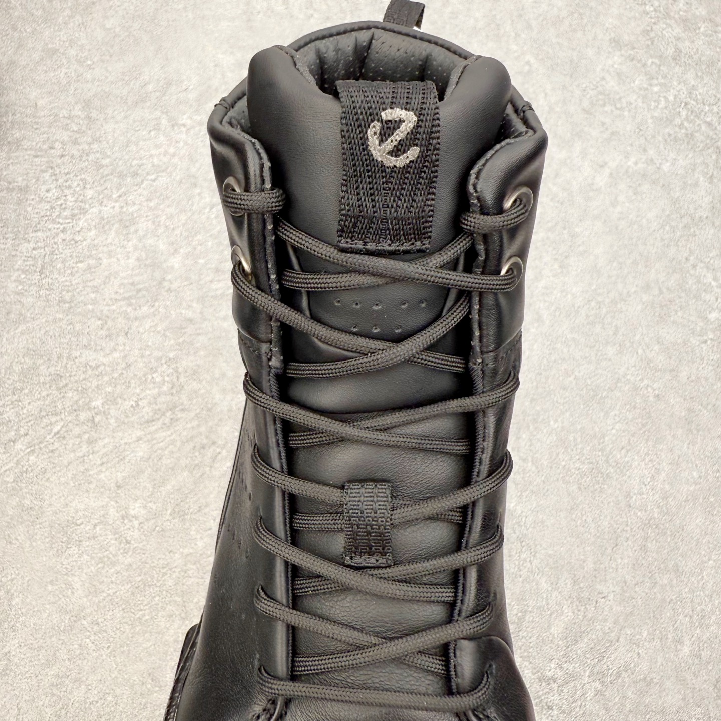 图片[5]-Ecco爱步 Biom C 牛皮 轻盈舒适及踝高帮户外靴 ECCO以三大核心特征为依托：北欧设计风格、鞋履制作、积极的生活方式。北欧设计风格：北欧设计特点是独特、有格调、实用和简约，并且品质优良。鞋履制作：ECCO钟爱鞋履制作以及一切与鞋履制作相关的事物。积极的生活方式：ECCO的创始人希望制作出的鞋履无需磨合，即可完美贴合脚型，帮助人们享受行走的乐趣。ECCO的成功源自其产品质量和创新的技术水平，恪守“鞋遵循双足”的设计理念，将的舒适度和风格融为一体。ECCO跑遍全世界寻找创新的原料。从制革制鞋一体化的设置，源头上控制皮革质量，确保对人体无害。 尺码：38 39 40 41 42 43 44 （皮鞋码）-选品中心