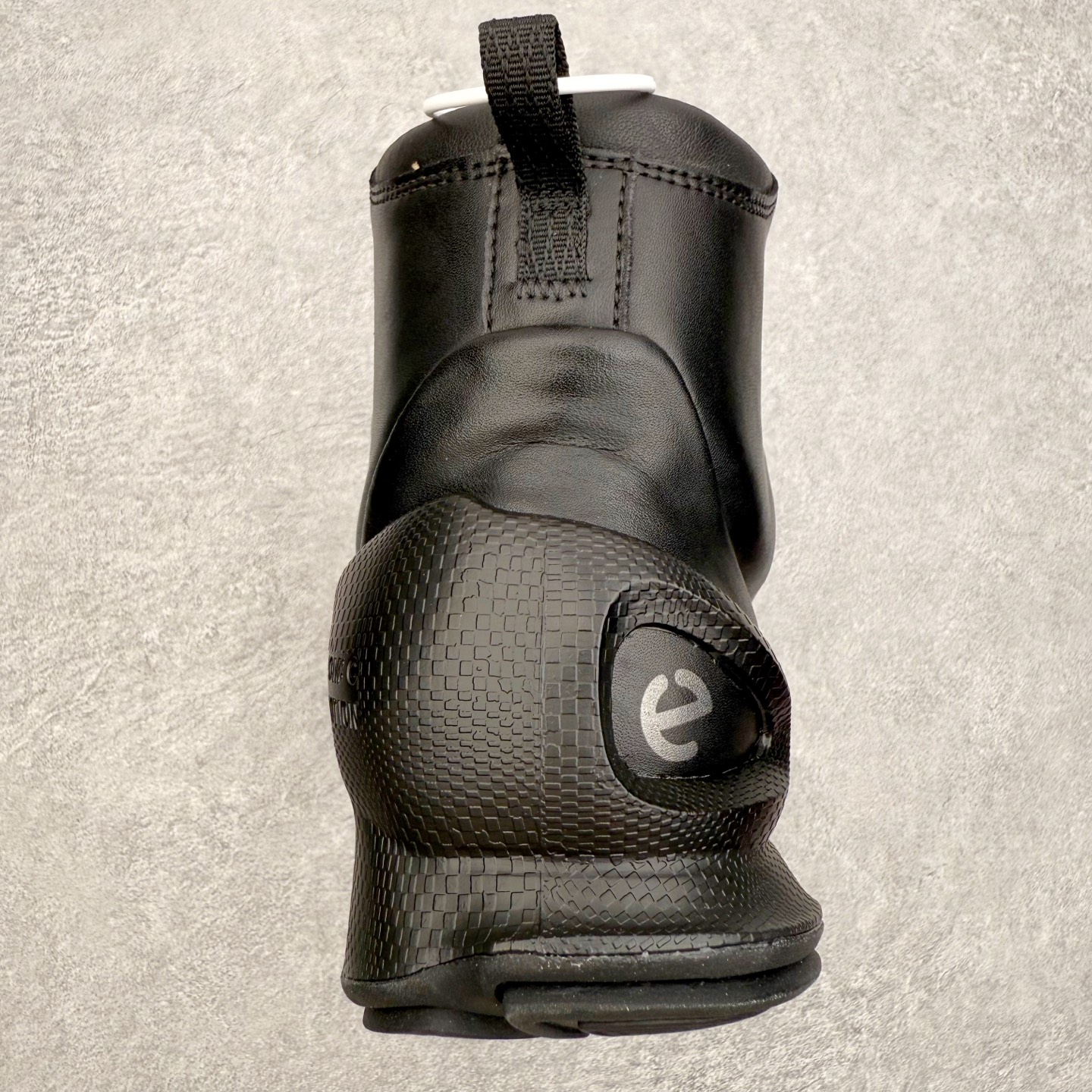 图片[8]-Ecco爱步 Biom C 牛皮 轻盈舒适及踝高帮户外靴 ECCO以三大核心特征为依托：北欧设计风格、鞋履制作、积极的生活方式。北欧设计风格：北欧设计特点是独特、有格调、实用和简约，并且品质优良。鞋履制作：ECCO钟爱鞋履制作以及一切与鞋履制作相关的事物。积极的生活方式：ECCO的创始人希望制作出的鞋履无需磨合，即可完美贴合脚型，帮助人们享受行走的乐趣。ECCO的成功源自其产品质量和创新的技术水平，恪守“鞋遵循双足”的设计理念，将的舒适度和风格融为一体。ECCO跑遍全世界寻找创新的原料。从制革制鞋一体化的设置，源头上控制皮革质量，确保对人体无害。 尺码：38 39 40 41 42 43 44 （皮鞋码）-选品中心