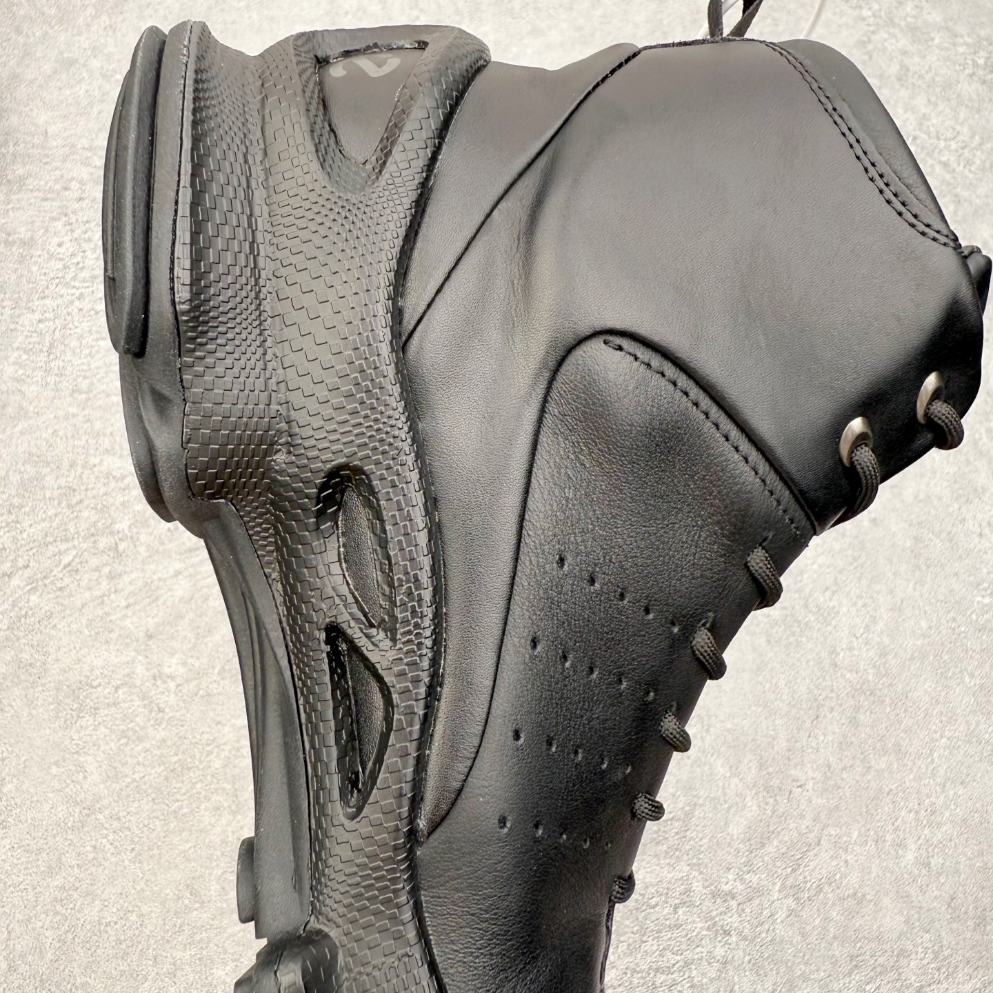 图片[6]-Ecco爱步 Biom C 牛皮 轻盈舒适及踝高帮户外靴 ECCO以三大核心特征为依托：北欧设计风格、鞋履制作、积极的生活方式。北欧设计风格：北欧设计特点是独特、有格调、实用和简约，并且品质优良。鞋履制作：ECCO钟爱鞋履制作以及一切与鞋履制作相关的事物。积极的生活方式：ECCO的创始人希望制作出的鞋履无需磨合，即可完美贴合脚型，帮助人们享受行走的乐趣。ECCO的成功源自其产品质量和创新的技术水平，恪守“鞋遵循双足”的设计理念，将的舒适度和风格融为一体。ECCO跑遍全世界寻找创新的原料。从制革制鞋一体化的设置，源头上控制皮革质量，确保对人体无害。 尺码：38 39 40 41 42 43 44 （皮鞋码）-选品中心