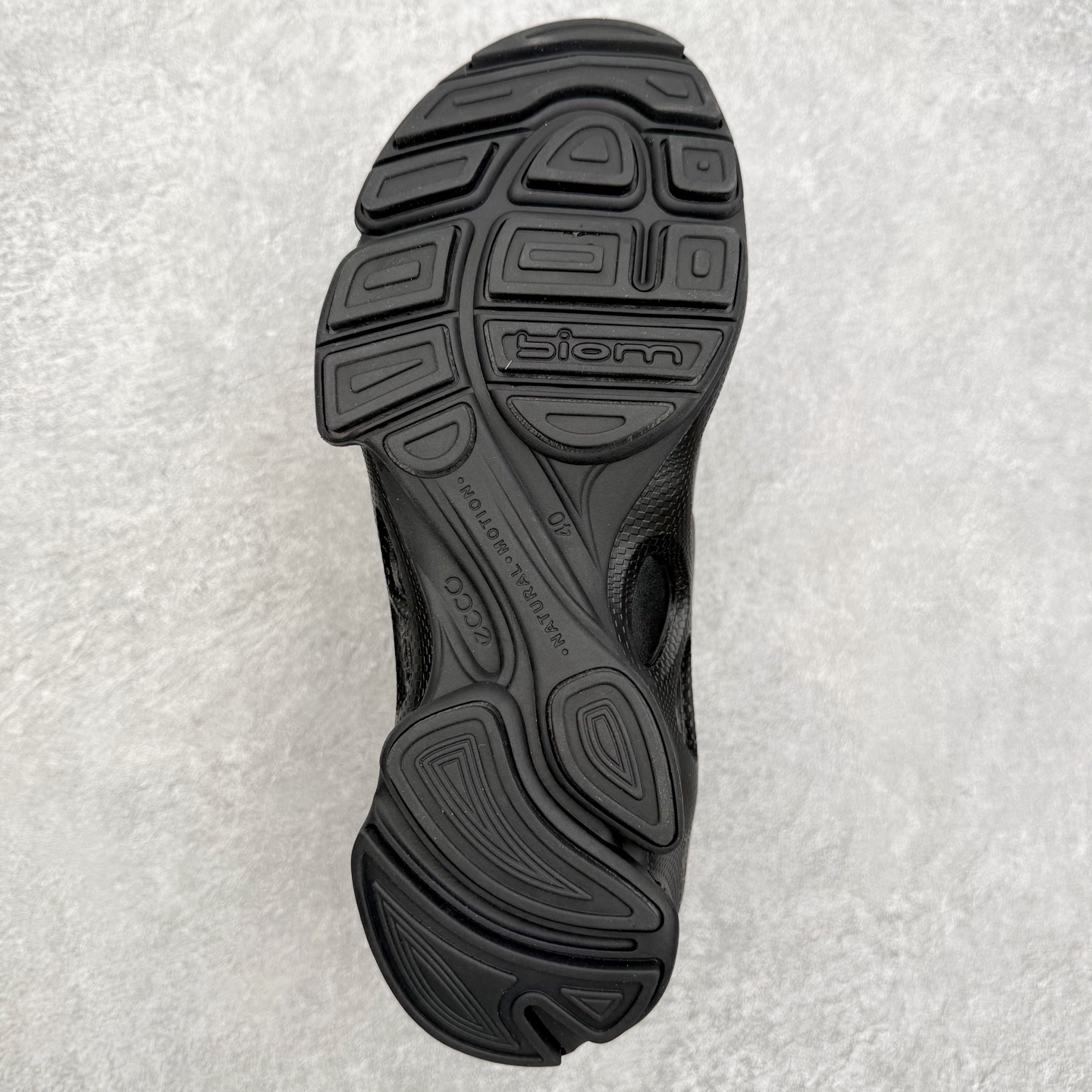 图片[9]-Ecco爱步 Biom C 牛皮 轻盈舒适及踝高帮户外靴 ECCO以三大核心特征为依托：北欧设计风格、鞋履制作、积极的生活方式。北欧设计风格：北欧设计特点是独特、有格调、实用和简约，并且品质优良。鞋履制作：ECCO钟爱鞋履制作以及一切与鞋履制作相关的事物。积极的生活方式：ECCO的创始人希望制作出的鞋履无需磨合，即可完美贴合脚型，帮助人们享受行走的乐趣。ECCO的成功源自其产品质量和创新的技术水平，恪守“鞋遵循双足”的设计理念，将的舒适度和风格融为一体。ECCO跑遍全世界寻找创新的原料。从制革制鞋一体化的设置，源头上控制皮革质量，确保对人体无害。 尺码：38 39 40 41 42 43 44 （皮鞋码）-选品中心