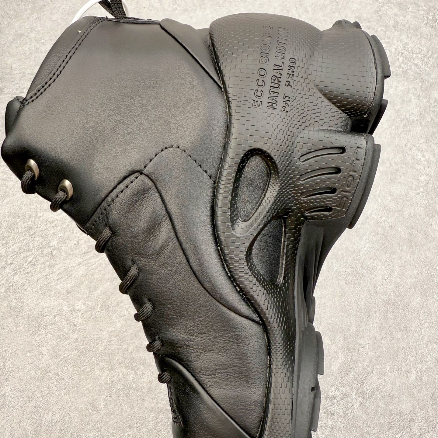 图片[7]-Ecco爱步 Biom C 牛皮 轻盈舒适及踝高帮户外靴 ECCO以三大核心特征为依托：北欧设计风格、鞋履制作、积极的生活方式。北欧设计风格：北欧设计特点是独特、有格调、实用和简约，并且品质优良。鞋履制作：ECCO钟爱鞋履制作以及一切与鞋履制作相关的事物。积极的生活方式：ECCO的创始人希望制作出的鞋履无需磨合，即可完美贴合脚型，帮助人们享受行走的乐趣。ECCO的成功源自其产品质量和创新的技术水平，恪守“鞋遵循双足”的设计理念，将的舒适度和风格融为一体。ECCO跑遍全世界寻找创新的原料。从制革制鞋一体化的设置，源头上控制皮革质量，确保对人体无害。 尺码：38 39 40 41 42 43 44 （皮鞋码）-选品中心