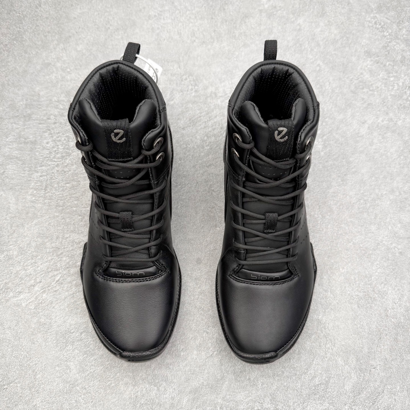 图片[3]-Ecco爱步 Biom C 牛皮 轻盈舒适及踝高帮户外靴 ECCO以三大核心特征为依托：北欧设计风格、鞋履制作、积极的生活方式。北欧设计风格：北欧设计特点是独特、有格调、实用和简约，并且品质优良。鞋履制作：ECCO钟爱鞋履制作以及一切与鞋履制作相关的事物。积极的生活方式：ECCO的创始人希望制作出的鞋履无需磨合，即可完美贴合脚型，帮助人们享受行走的乐趣。ECCO的成功源自其产品质量和创新的技术水平，恪守“鞋遵循双足”的设计理念，将的舒适度和风格融为一体。ECCO跑遍全世界寻找创新的原料。从制革制鞋一体化的设置，源头上控制皮革质量，确保对人体无害。 尺码：38 39 40 41 42 43 44 （皮鞋码）-选品中心