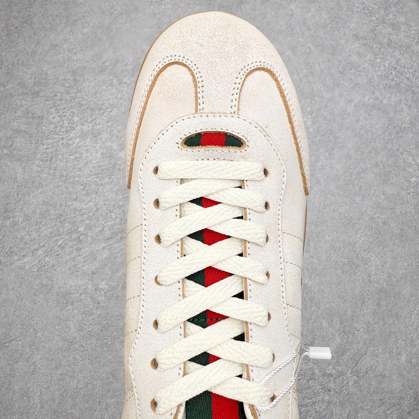 图片[4]-GUCCI 古驰 Shift 皮革圆头系带低帮生活休闲鞋 新款Gucci Shift系列直接美晕 做旧设计 复古又随性Gucci正式发布全新“Gucci Shift”运动鞋系列。该系列从品牌深厚的马术传统汲取灵感，以经典Web条纹为核心，融合多元材质与现代设计，展现品牌标志性的传承与创新 轻盈舒适的穿着感搭配极简廓形，营造出利落而摩登的气质。麂皮、帆布及科技面料的丰富组合，与大胆的配色与设计相得益彰，一同展现更具个性的优雅与活力 尺码：35 36 37 38 39 40 41 42 43 44-选品中心