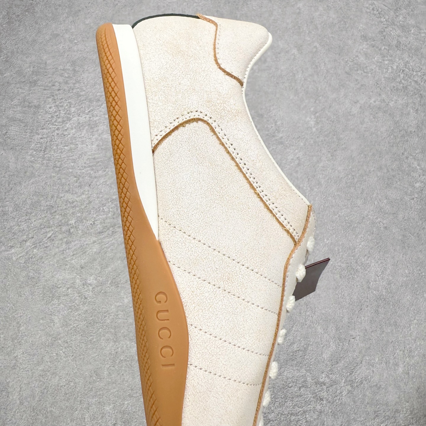 图片[6]-GUCCI 古驰 Shift 皮革圆头系带低帮生活休闲鞋 新款Gucci Shift系列直接美晕 做旧设计 复古又随性Gucci正式发布全新“Gucci Shift”运动鞋系列。该系列从品牌深厚的马术传统汲取灵感，以经典Web条纹为核心，融合多元材质与现代设计，展现品牌标志性的传承与创新 轻盈舒适的穿着感搭配极简廓形，营造出利落而摩登的气质。麂皮、帆布及科技面料的丰富组合，与大胆的配色与设计相得益彰，一同展现更具个性的优雅与活力 尺码：35 36 37 38 39 40 41 42 43 44-选品中心