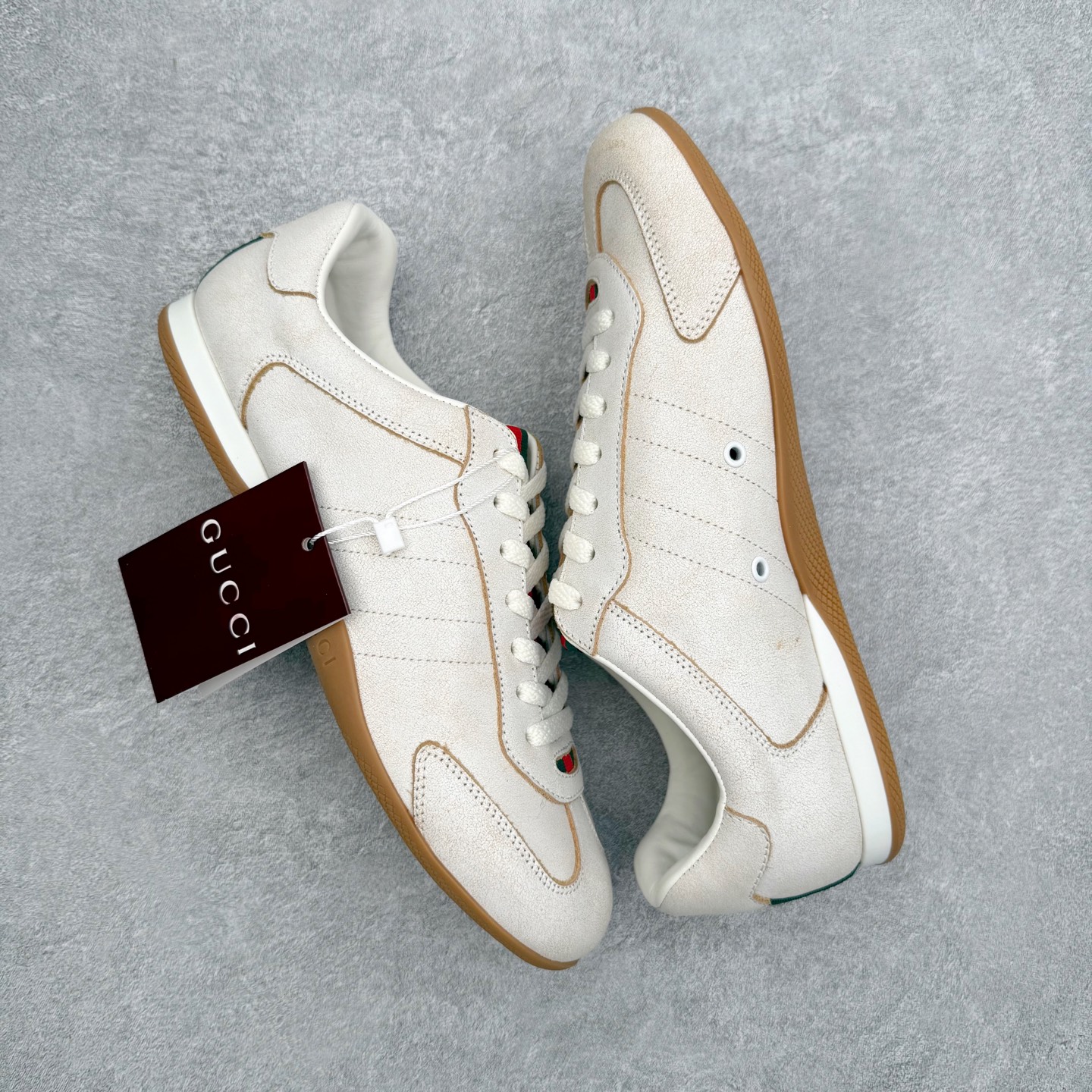 图片[3]-GUCCI 古驰 Shift 皮革圆头系带低帮生活休闲鞋 新款Gucci Shift系列直接美晕 做旧设计 复古又随性Gucci正式发布全新“Gucci Shift”运动鞋系列。该系列从品牌深厚的马术传统汲取灵感，以经典Web条纹为核心，融合多元材质与现代设计，展现品牌标志性的传承与创新 轻盈舒适的穿着感搭配极简廓形，营造出利落而摩登的气质。麂皮、帆布及科技面料的丰富组合，与大胆的配色与设计相得益彰，一同展现更具个性的优雅与活力 尺码：35 36 37 38 39 40 41 42 43 44-选品中心