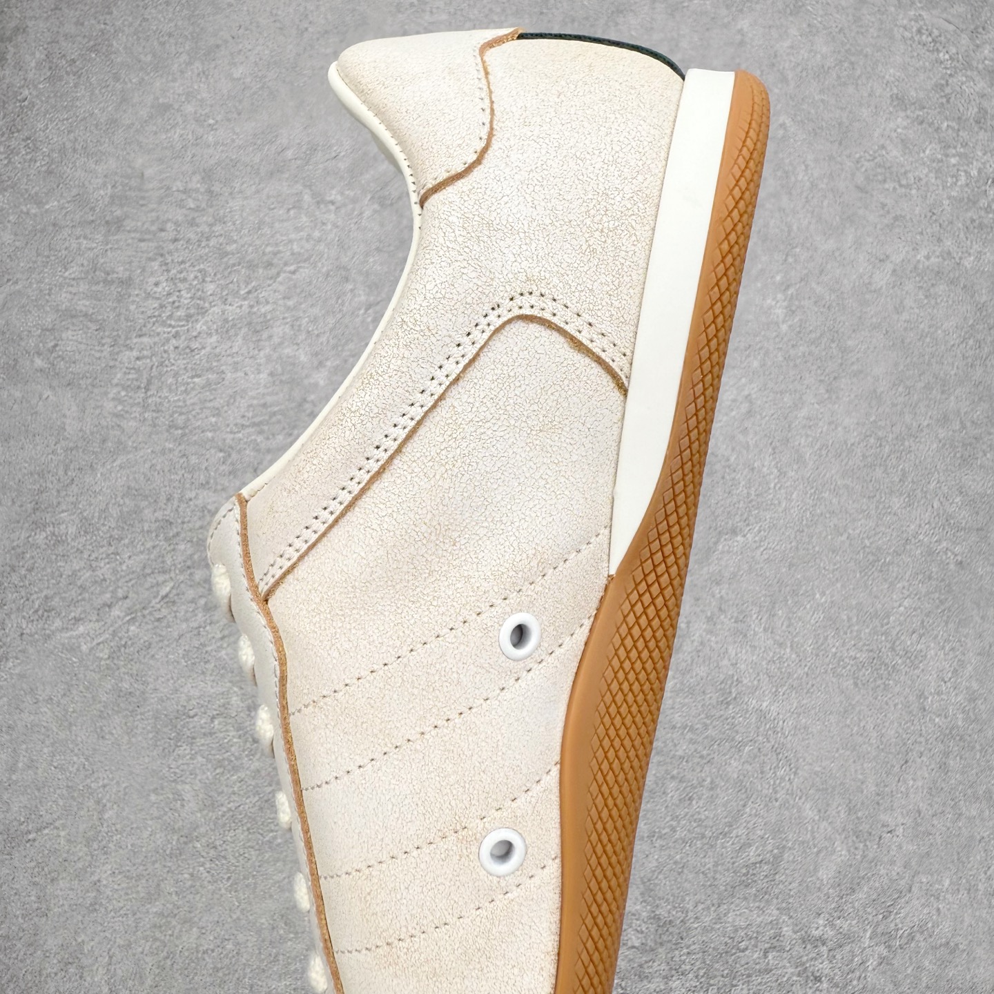 图片[7]-GUCCI 古驰 Shift 皮革圆头系带低帮生活休闲鞋 新款Gucci Shift系列直接美晕 做旧设计 复古又随性Gucci正式发布全新“Gucci Shift”运动鞋系列。该系列从品牌深厚的马术传统汲取灵感，以经典Web条纹为核心，融合多元材质与现代设计，展现品牌标志性的传承与创新 轻盈舒适的穿着感搭配极简廓形，营造出利落而摩登的气质。麂皮、帆布及科技面料的丰富组合，与大胆的配色与设计相得益彰，一同展现更具个性的优雅与活力 尺码：35 36 37 38 39 40 41 42 43 44-选品中心