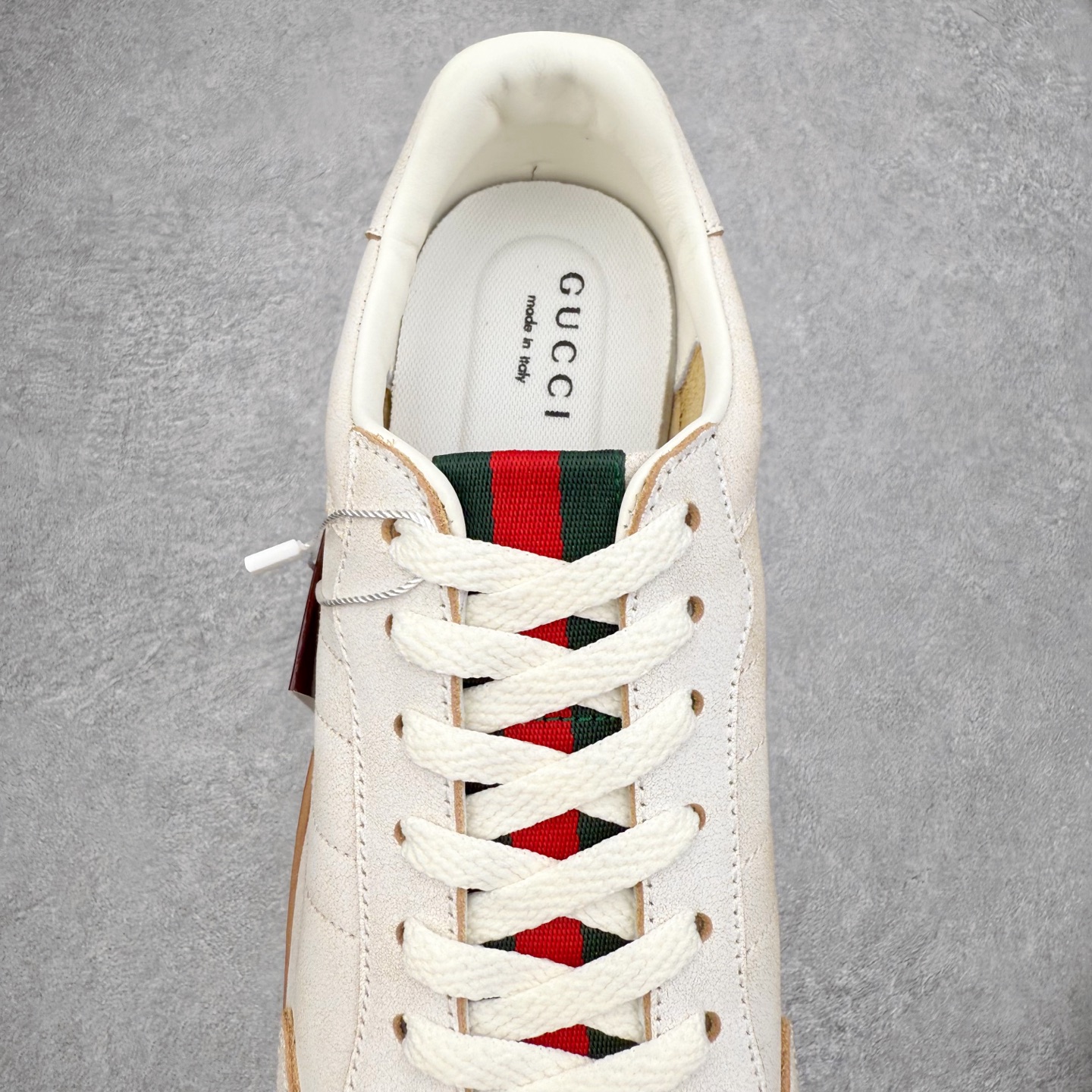 图片[5]-GUCCI 古驰 Shift 皮革圆头系带低帮生活休闲鞋 新款Gucci Shift系列直接美晕 做旧设计 复古又随性Gucci正式发布全新“Gucci Shift”运动鞋系列。该系列从品牌深厚的马术传统汲取灵感，以经典Web条纹为核心，融合多元材质与现代设计，展现品牌标志性的传承与创新 轻盈舒适的穿着感搭配极简廓形，营造出利落而摩登的气质。麂皮、帆布及科技面料的丰富组合，与大胆的配色与设计相得益彰，一同展现更具个性的优雅与活力 尺码：35 36 37 38 39 40 41 42 43 44-选品中心