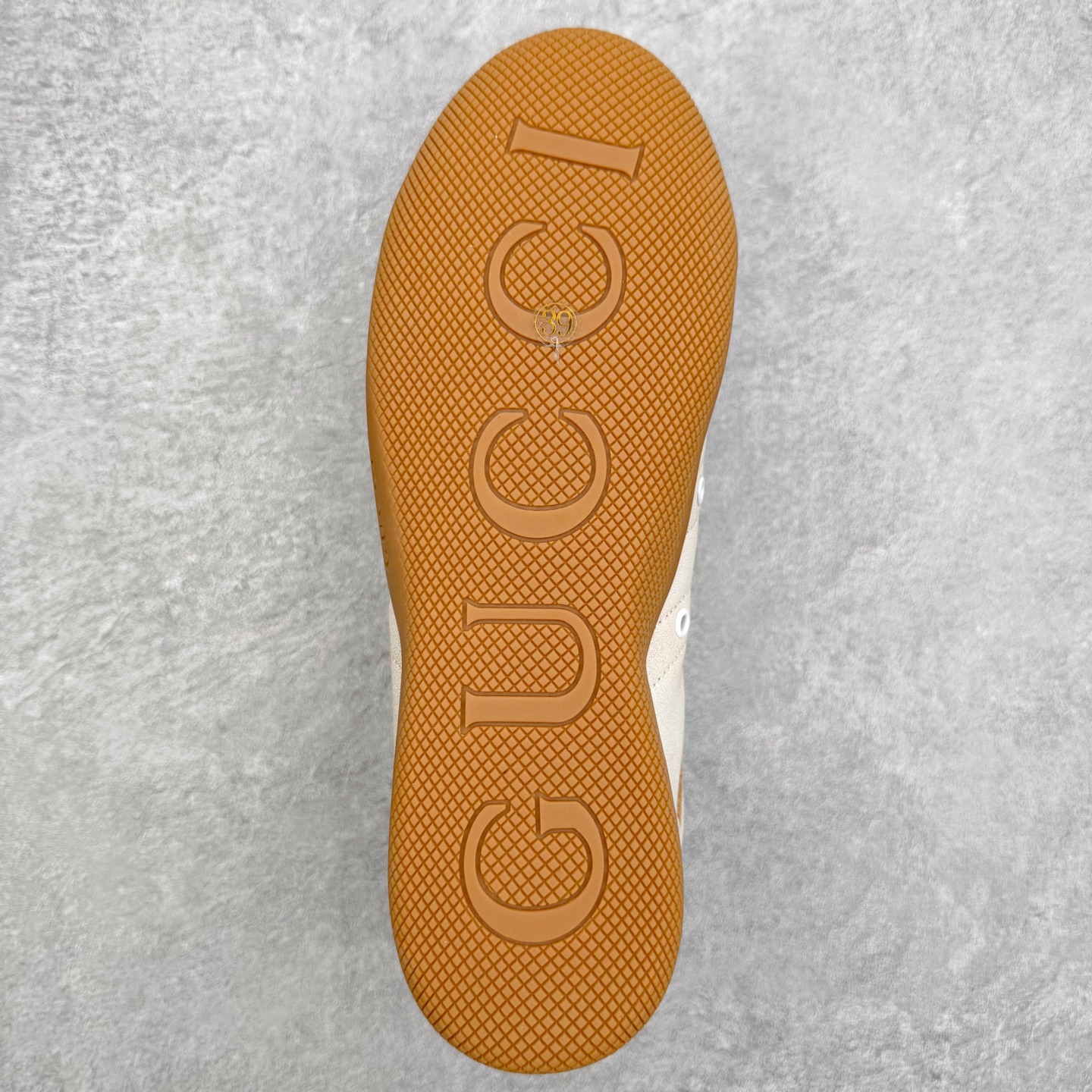 图片[9]-GUCCI 古驰 Shift 皮革圆头系带低帮生活休闲鞋 新款Gucci Shift系列直接美晕 做旧设计 复古又随性Gucci正式发布全新“Gucci Shift”运动鞋系列。该系列从品牌深厚的马术传统汲取灵感，以经典Web条纹为核心，融合多元材质与现代设计，展现品牌标志性的传承与创新 轻盈舒适的穿着感搭配极简廓形，营造出利落而摩登的气质。麂皮、帆布及科技面料的丰富组合，与大胆的配色与设计相得益彰，一同展现更具个性的优雅与活力 尺码：35 36 37 38 39 40 41 42 43 44-选品中心