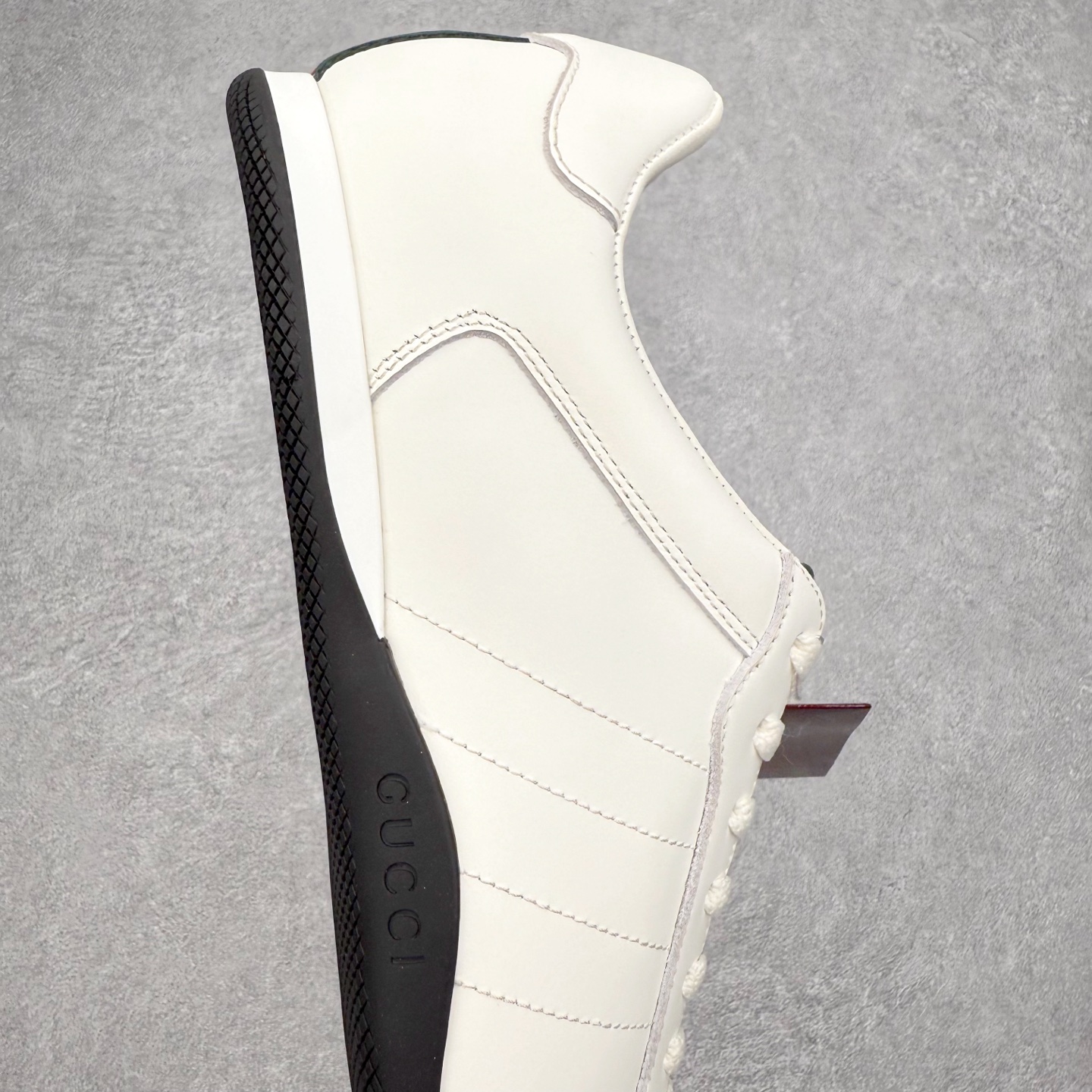 图片[6]-GUCCI 古驰 Shift 皮革圆头系带低帮生活休闲鞋 新款Gucci Shift系列直接美晕 做旧设计 复古又随性Gucci正式发布全新“Gucci Shift”运动鞋系列。该系列从品牌深厚的马术传统汲取灵感，以经典Web条纹为核心，融合多元材质与现代设计，展现品牌标志性的传承与创新 轻盈舒适的穿着感搭配极简廓形，营造出利落而摩登的气质。麂皮、帆布及科技面料的丰富组合，与大胆的配色与设计相得益彰，一同展现更具个性的优雅与活力 尺码：35 36 37 38 39 40 41 42 43 44-选品中心