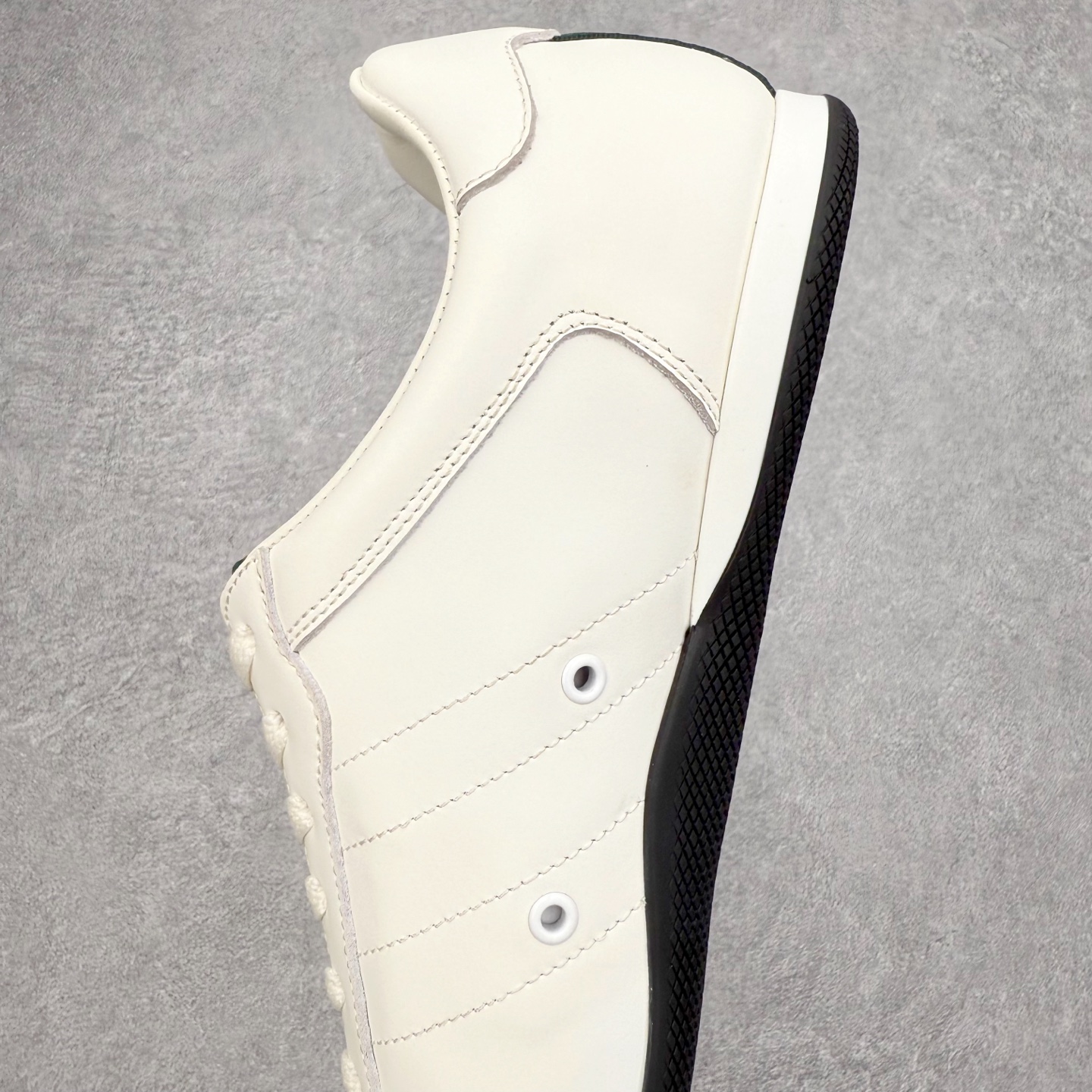 图片[7]-GUCCI 古驰 Shift 皮革圆头系带低帮生活休闲鞋 新款Gucci Shift系列直接美晕 做旧设计 复古又随性Gucci正式发布全新“Gucci Shift”运动鞋系列。该系列从品牌深厚的马术传统汲取灵感，以经典Web条纹为核心，融合多元材质与现代设计，展现品牌标志性的传承与创新 轻盈舒适的穿着感搭配极简廓形，营造出利落而摩登的气质。麂皮、帆布及科技面料的丰富组合，与大胆的配色与设计相得益彰，一同展现更具个性的优雅与活力 尺码：35 36 37 38 39 40 41 42 43 44-选品中心