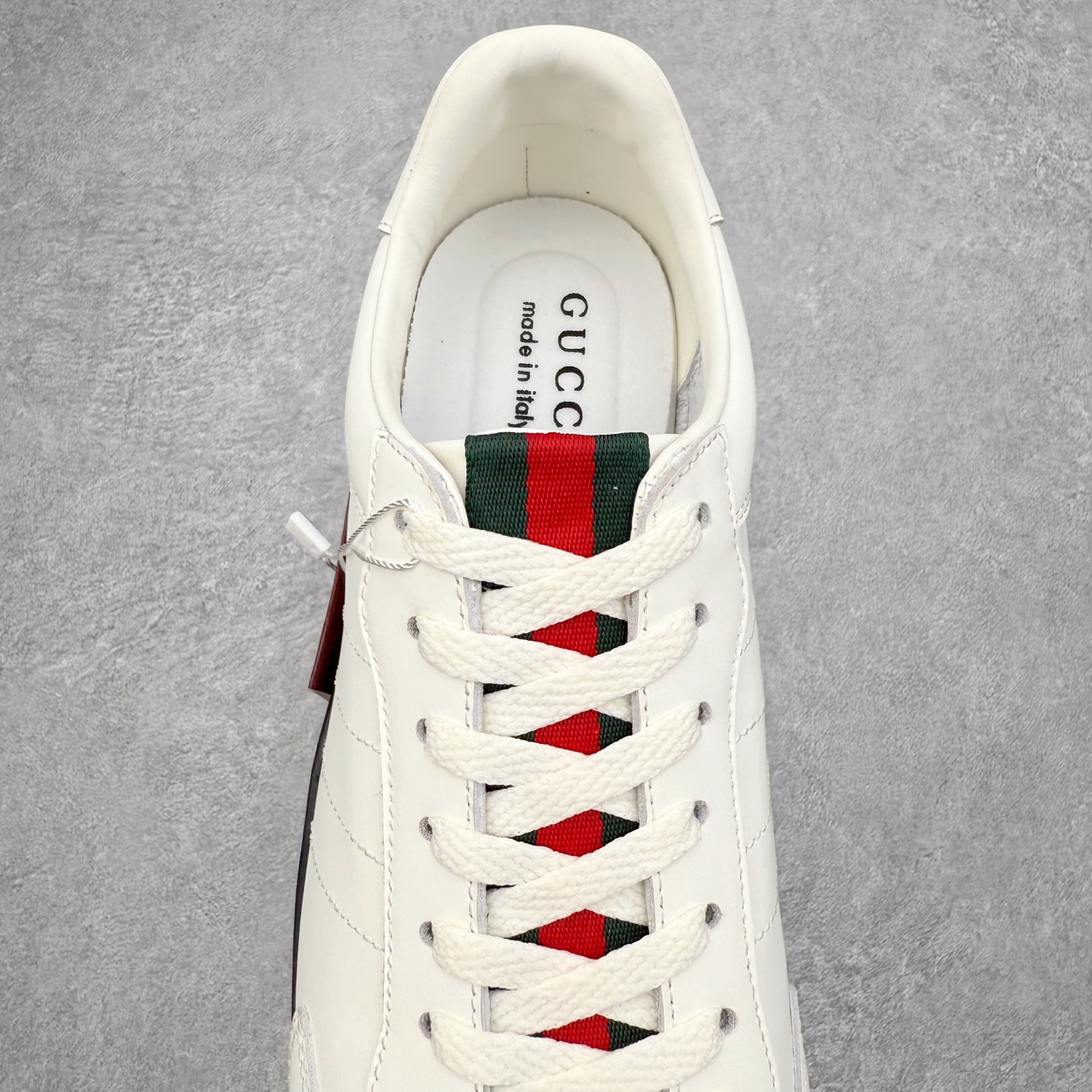 图片[5]-GUCCI 古驰 Shift 皮革圆头系带低帮生活休闲鞋 新款Gucci Shift系列直接美晕 做旧设计 复古又随性Gucci正式发布全新“Gucci Shift”运动鞋系列。该系列从品牌深厚的马术传统汲取灵感，以经典Web条纹为核心，融合多元材质与现代设计，展现品牌标志性的传承与创新 轻盈舒适的穿着感搭配极简廓形，营造出利落而摩登的气质。麂皮、帆布及科技面料的丰富组合，与大胆的配色与设计相得益彰，一同展现更具个性的优雅与活力 尺码：35 36 37 38 39 40 41 42 43 44-选品中心