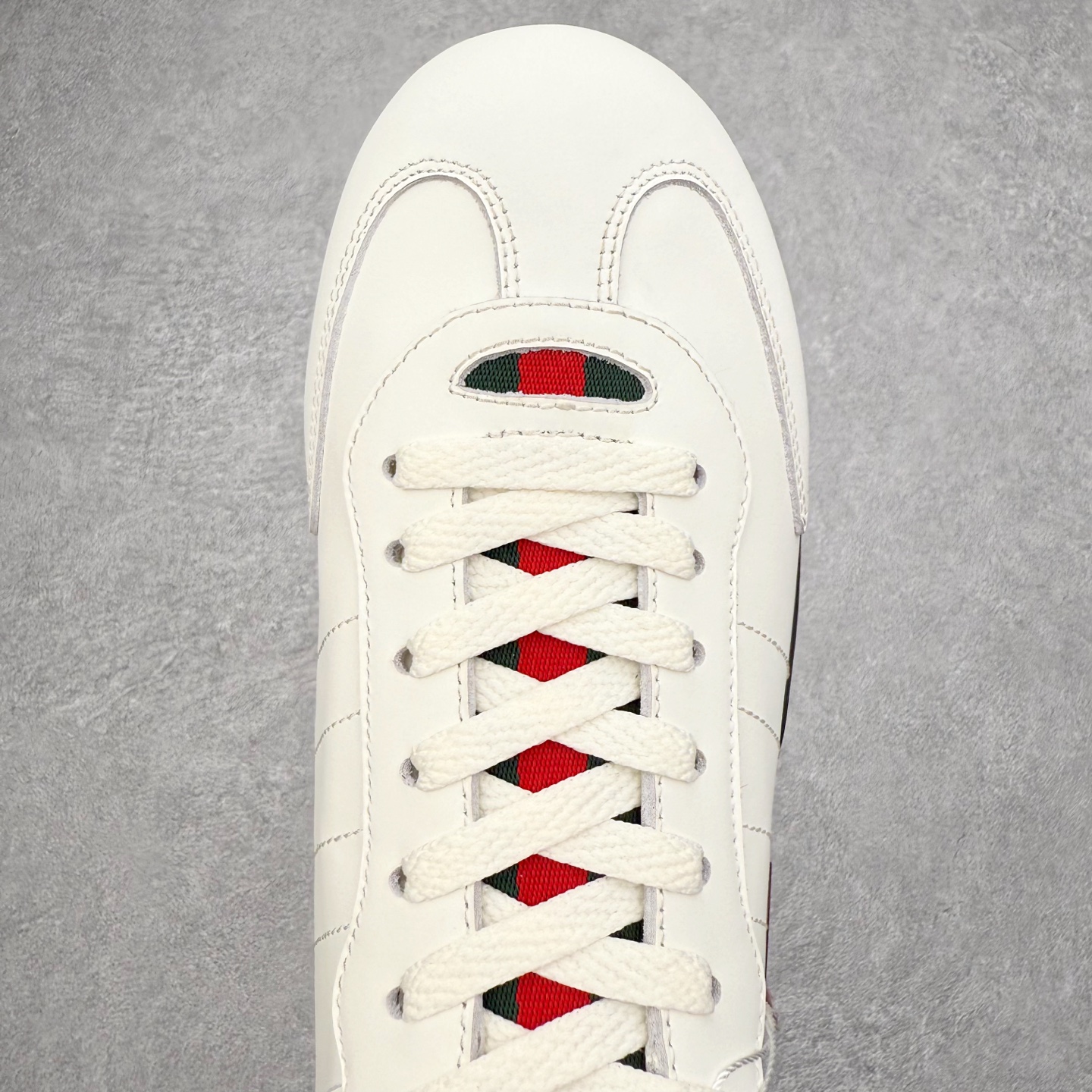 图片[4]-GUCCI 古驰 Shift 皮革圆头系带低帮生活休闲鞋 新款Gucci Shift系列直接美晕 做旧设计 复古又随性Gucci正式发布全新“Gucci Shift”运动鞋系列。该系列从品牌深厚的马术传统汲取灵感，以经典Web条纹为核心，融合多元材质与现代设计，展现品牌标志性的传承与创新 轻盈舒适的穿着感搭配极简廓形，营造出利落而摩登的气质。麂皮、帆布及科技面料的丰富组合，与大胆的配色与设计相得益彰，一同展现更具个性的优雅与活力 尺码：35 36 37 38 39 40 41 42 43 44-选品中心