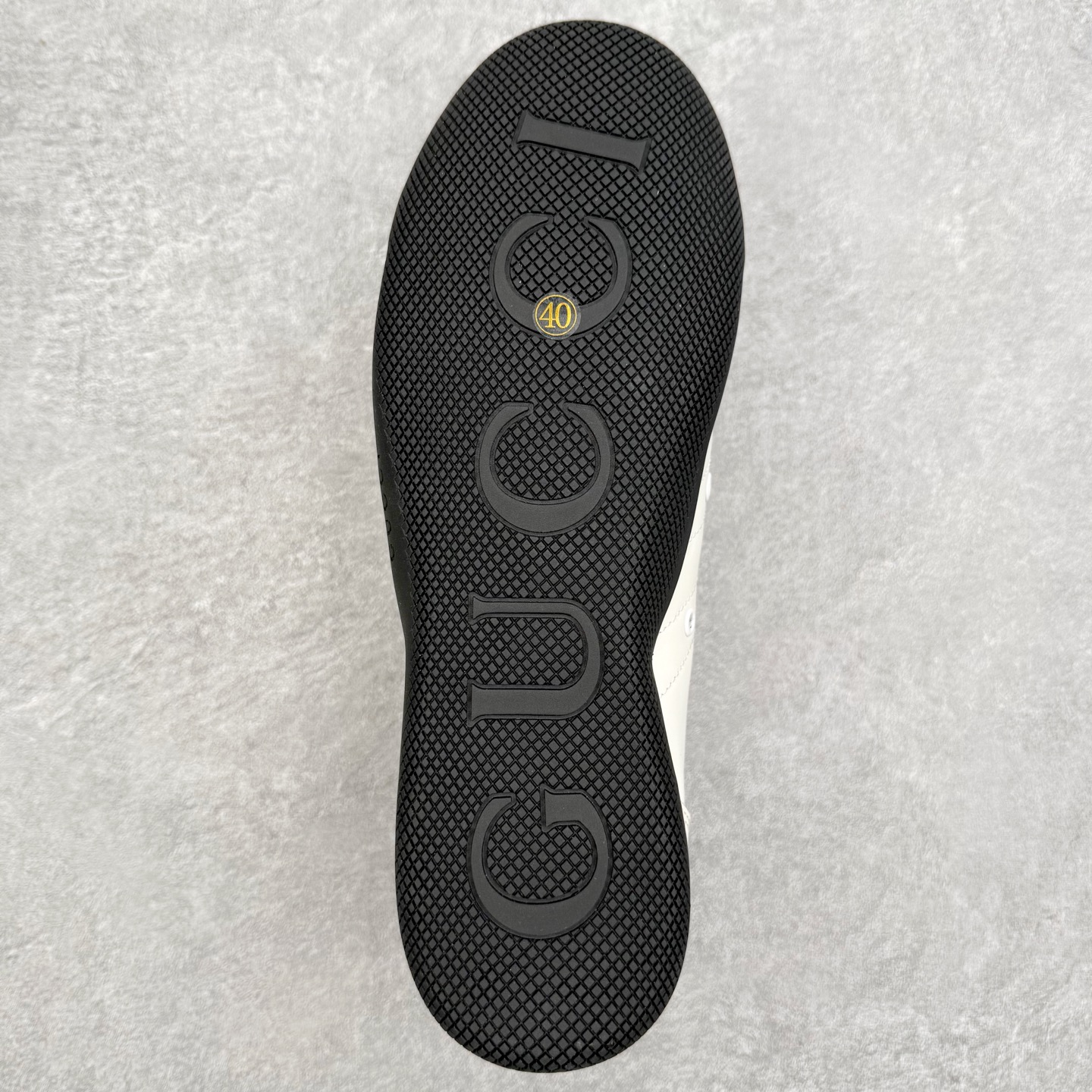 图片[9]-GUCCI 古驰 Shift 皮革圆头系带低帮生活休闲鞋 新款Gucci Shift系列直接美晕 做旧设计 复古又随性Gucci正式发布全新“Gucci Shift”运动鞋系列。该系列从品牌深厚的马术传统汲取灵感，以经典Web条纹为核心，融合多元材质与现代设计，展现品牌标志性的传承与创新 轻盈舒适的穿着感搭配极简廓形，营造出利落而摩登的气质。麂皮、帆布及科技面料的丰富组合，与大胆的配色与设计相得益彰，一同展现更具个性的优雅与活力 尺码：35 36 37 38 39 40 41 42 43 44-选品中心