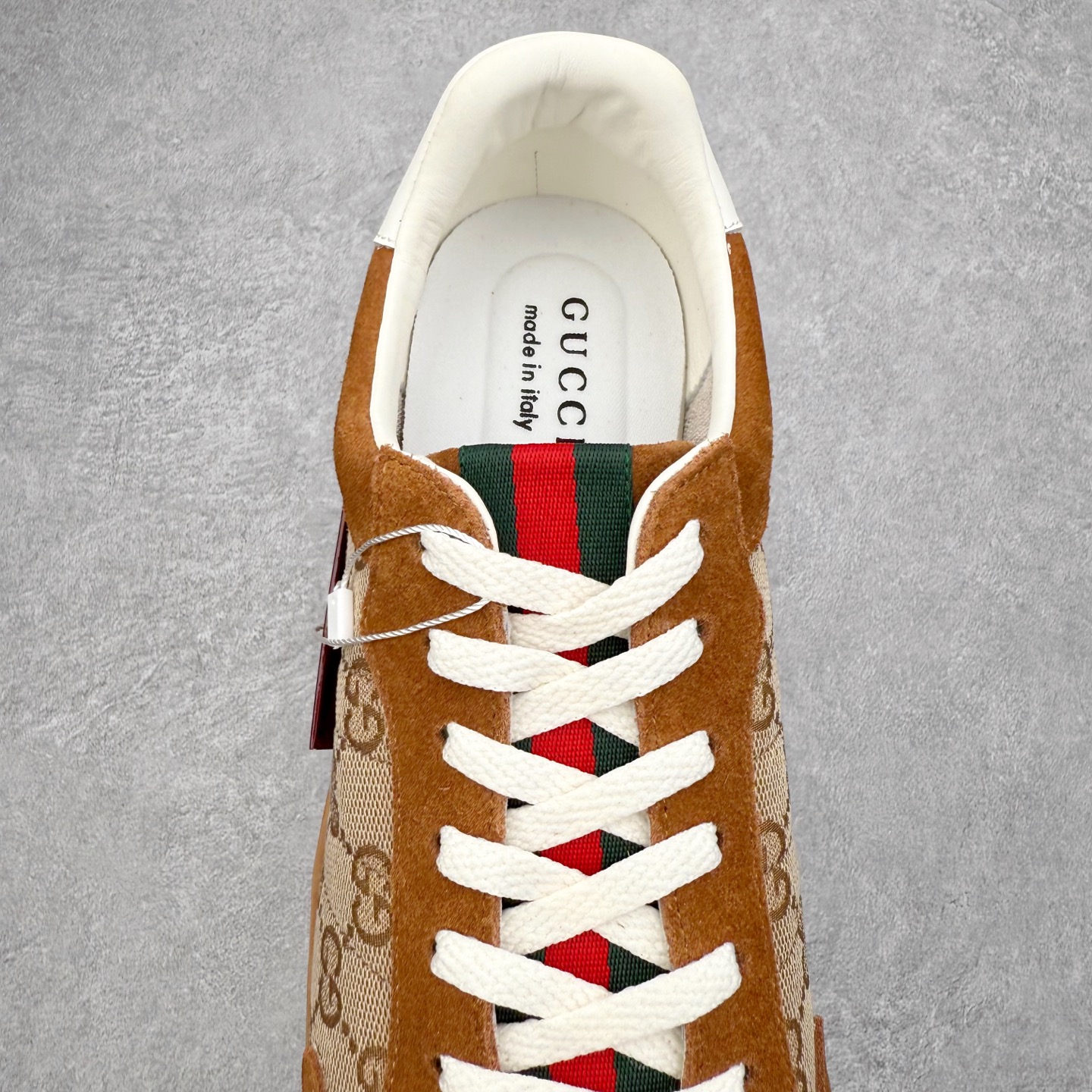 图片[5]-GUCCI 古驰 Shift 皮革圆头系带低帮生活休闲鞋 新款Gucci Shift系列直接美晕 做旧设计 复古又随性Gucci正式发布全新“Gucci Shift”运动鞋系列。该系列从品牌深厚的马术传统汲取灵感，以经典Web条纹为核心，融合多元材质与现代设计，展现品牌标志性的传承与创新 轻盈舒适的穿着感搭配极简廓形，营造出利落而摩登的气质。麂皮、帆布及科技面料的丰富组合，与大胆的配色与设计相得益彰，一同展现更具个性的优雅与活力 尺码：35 36 37 38 39 40 41 42 43 44-选品中心