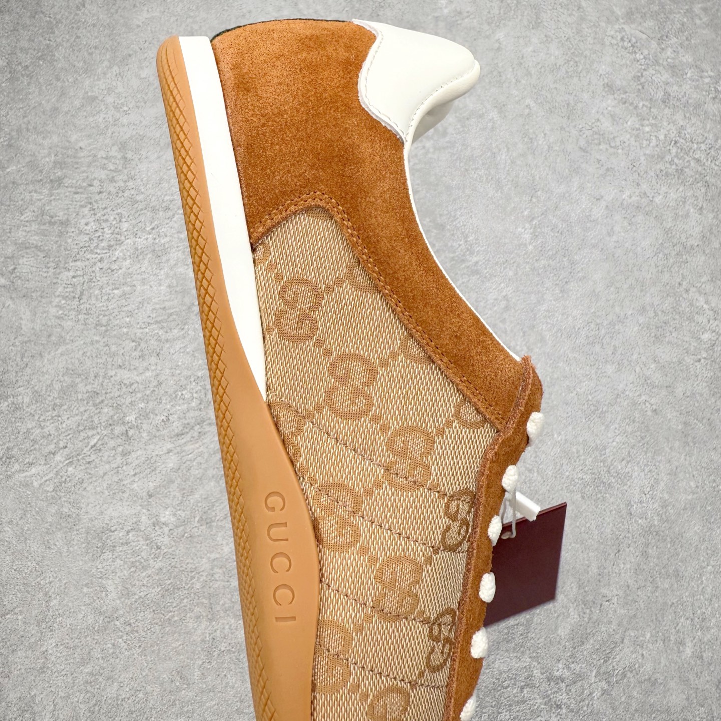 图片[6]-GUCCI 古驰 Shift 皮革圆头系带低帮生活休闲鞋 新款Gucci Shift系列直接美晕 做旧设计 复古又随性Gucci正式发布全新“Gucci Shift”运动鞋系列。该系列从品牌深厚的马术传统汲取灵感，以经典Web条纹为核心，融合多元材质与现代设计，展现品牌标志性的传承与创新 轻盈舒适的穿着感搭配极简廓形，营造出利落而摩登的气质。麂皮、帆布及科技面料的丰富组合，与大胆的配色与设计相得益彰，一同展现更具个性的优雅与活力 尺码：35 36 37 38 39 40 41 42 43 44-选品中心