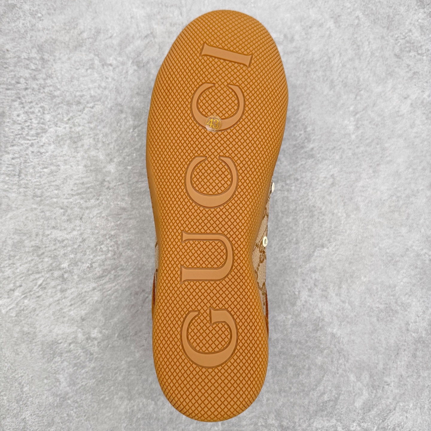 图片[9]-GUCCI 古驰 Shift 皮革圆头系带低帮生活休闲鞋 新款Gucci Shift系列直接美晕 做旧设计 复古又随性Gucci正式发布全新“Gucci Shift”运动鞋系列。该系列从品牌深厚的马术传统汲取灵感，以经典Web条纹为核心，融合多元材质与现代设计，展现品牌标志性的传承与创新 轻盈舒适的穿着感搭配极简廓形，营造出利落而摩登的气质。麂皮、帆布及科技面料的丰富组合，与大胆的配色与设计相得益彰，一同展现更具个性的优雅与活力 尺码：35 36 37 38 39 40 41 42 43 44-选品中心