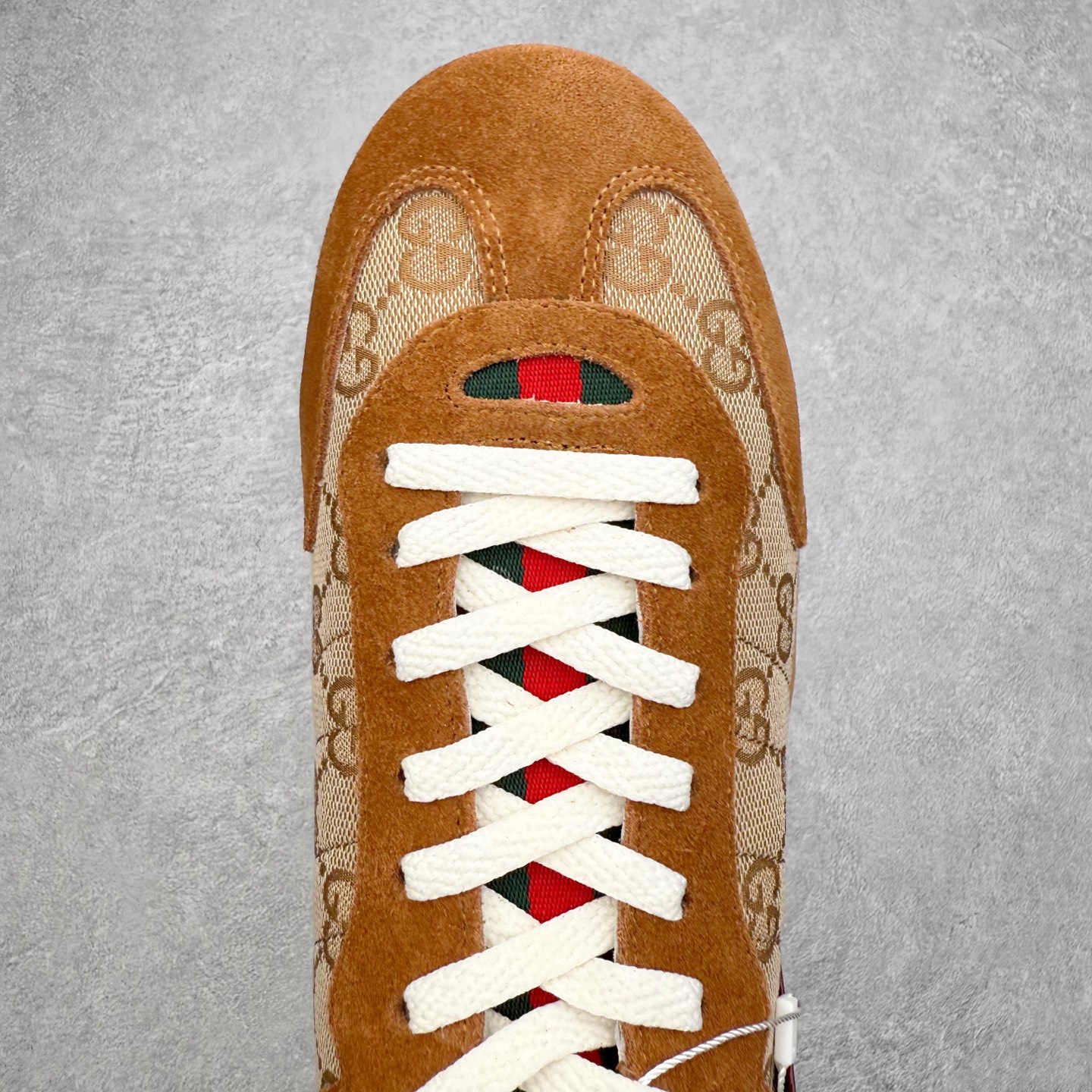 图片[4]-GUCCI 古驰 Shift 皮革圆头系带低帮生活休闲鞋 新款Gucci Shift系列直接美晕 做旧设计 复古又随性Gucci正式发布全新“Gucci Shift”运动鞋系列。该系列从品牌深厚的马术传统汲取灵感，以经典Web条纹为核心，融合多元材质与现代设计，展现品牌标志性的传承与创新 轻盈舒适的穿着感搭配极简廓形，营造出利落而摩登的气质。麂皮、帆布及科技面料的丰富组合，与大胆的配色与设计相得益彰，一同展现更具个性的优雅与活力 尺码：35 36 37 38 39 40 41 42 43 44-选品中心