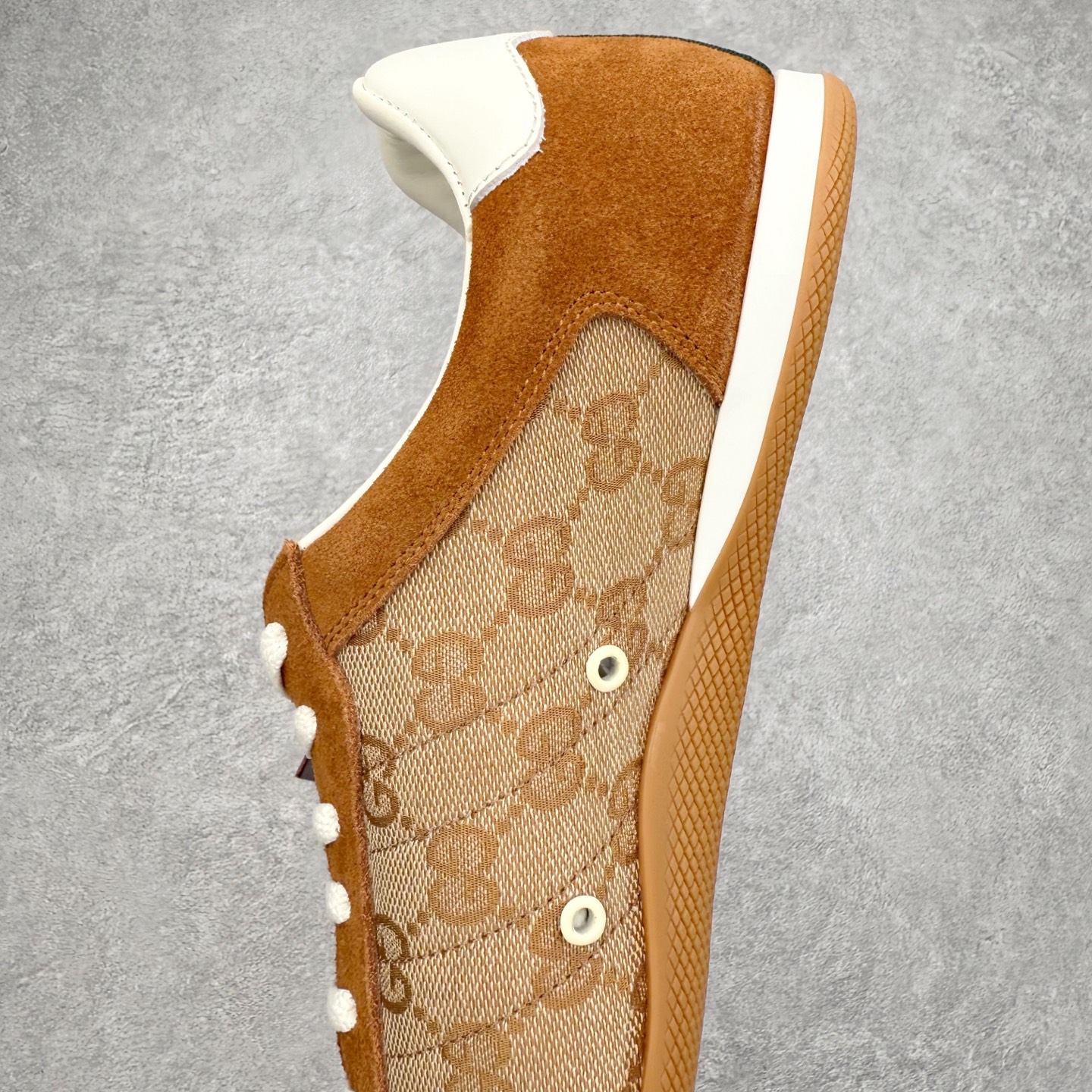 图片[7]-GUCCI 古驰 Shift 皮革圆头系带低帮生活休闲鞋 新款Gucci Shift系列直接美晕 做旧设计 复古又随性Gucci正式发布全新“Gucci Shift”运动鞋系列。该系列从品牌深厚的马术传统汲取灵感，以经典Web条纹为核心，融合多元材质与现代设计，展现品牌标志性的传承与创新 轻盈舒适的穿着感搭配极简廓形，营造出利落而摩登的气质。麂皮、帆布及科技面料的丰富组合，与大胆的配色与设计相得益彰，一同展现更具个性的优雅与活力 尺码：35 36 37 38 39 40 41 42 43 44-选品中心