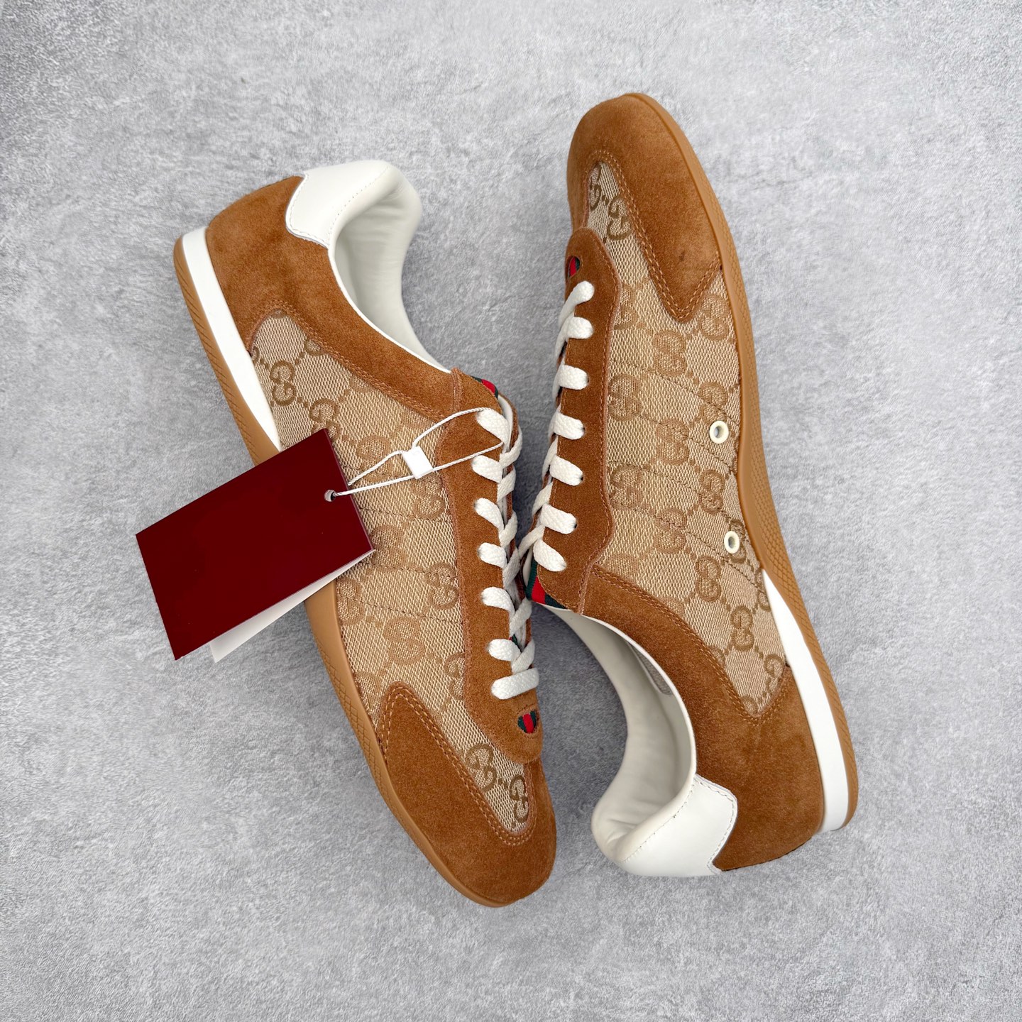 图片[3]-GUCCI 古驰 Shift 皮革圆头系带低帮生活休闲鞋 新款Gucci Shift系列直接美晕 做旧设计 复古又随性Gucci正式发布全新“Gucci Shift”运动鞋系列。该系列从品牌深厚的马术传统汲取灵感，以经典Web条纹为核心，融合多元材质与现代设计，展现品牌标志性的传承与创新 轻盈舒适的穿着感搭配极简廓形，营造出利落而摩登的气质。麂皮、帆布及科技面料的丰富组合，与大胆的配色与设计相得益彰，一同展现更具个性的优雅与活力 尺码：35 36 37 38 39 40 41 42 43 44-选品中心