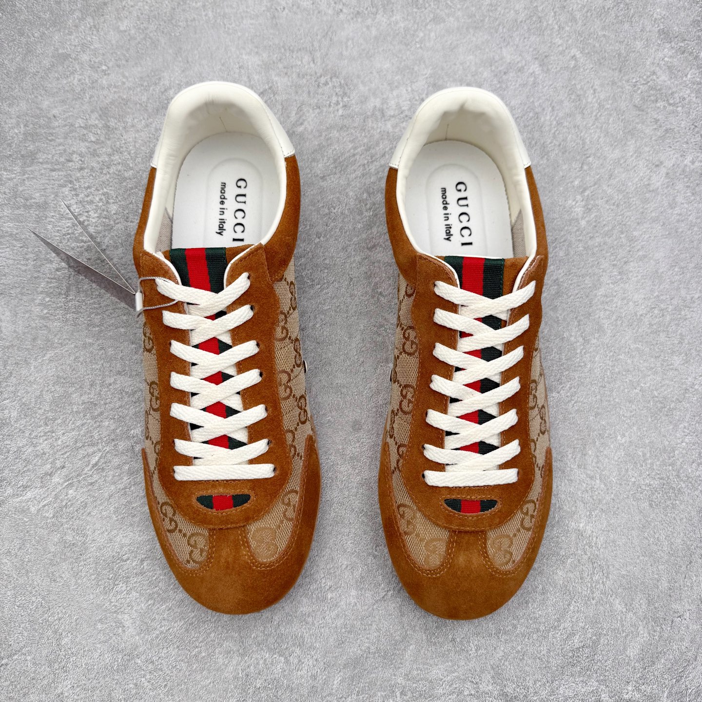 图片[2]-GUCCI 古驰 Shift 皮革圆头系带低帮生活休闲鞋 新款Gucci Shift系列直接美晕 做旧设计 复古又随性Gucci正式发布全新“Gucci Shift”运动鞋系列。该系列从品牌深厚的马术传统汲取灵感，以经典Web条纹为核心，融合多元材质与现代设计，展现品牌标志性的传承与创新 轻盈舒适的穿着感搭配极简廓形，营造出利落而摩登的气质。麂皮、帆布及科技面料的丰富组合，与大胆的配色与设计相得益彰，一同展现更具个性的优雅与活力 尺码：35 36 37 38 39 40 41 42 43 44-选品中心