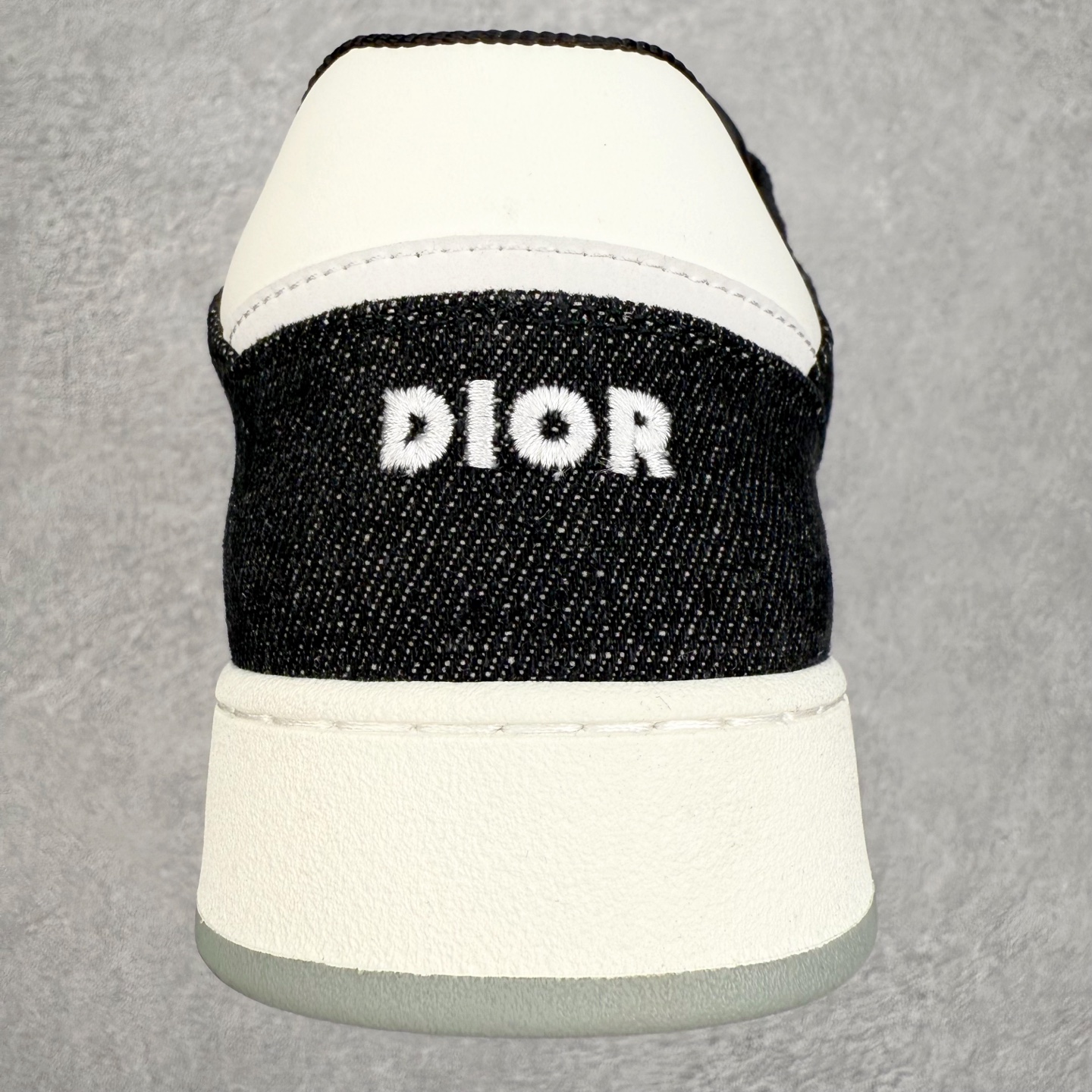 图片[8]-DIOR 迪奥 B27低帮 经典奢侈品休闲运动板鞋 东莞大厂生产 品质货真价实 代购级别 市面顶级版本 Oblique印花电秀 长时售卖 退换率超低这款B27运动鞋是DIOR的经典单品 和迪奥光滑牛皮革精心制作，侧面饰以米色和黑色提花Oblique印花镶边（激光冲孔）搭配CD lcon孔眼，双色橡胶鞋底，鞋舌和后跟处均饰以标志性细节，更显精致，时尚百搭，可为各种造型增光添彩 蓝色 奶油白色和迪奥灰光滑牛皮革 米色和黑色提花面料oblique印花 鞋底和鞋眼饰以DIOR标志 系带开合搭配CD·lcon孔眼网眼织物里料 双色橡胶外底 侧面缝线拼接结构 含防尘袋和一对鞋带 全套意大利正品包装 尺码 35 36 37 38 39 40 41 42 43 44 45 46-选品中心