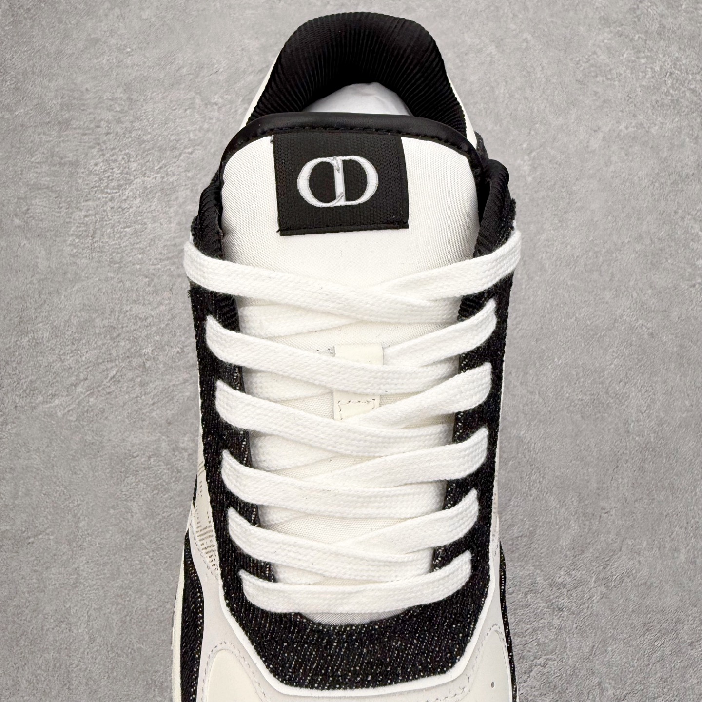 图片[5]-DIOR 迪奥 B27低帮 经典奢侈品休闲运动板鞋 东莞大厂生产 品质货真价实 代购级别 市面顶级版本 Oblique印花电秀 长时售卖 退换率超低这款B27运动鞋是DIOR的经典单品 和迪奥光滑牛皮革精心制作，侧面饰以米色和黑色提花Oblique印花镶边（激光冲孔）搭配CD lcon孔眼，双色橡胶鞋底，鞋舌和后跟处均饰以标志性细节，更显精致，时尚百搭，可为各种造型增光添彩 蓝色 奶油白色和迪奥灰光滑牛皮革 米色和黑色提花面料oblique印花 鞋底和鞋眼饰以DIOR标志 系带开合搭配CD·lcon孔眼网眼织物里料 双色橡胶外底 侧面缝线拼接结构 含防尘袋和一对鞋带 全套意大利正品包装 尺码 35 36 37 38 39 40 41 42 43 44 45 46-选品中心