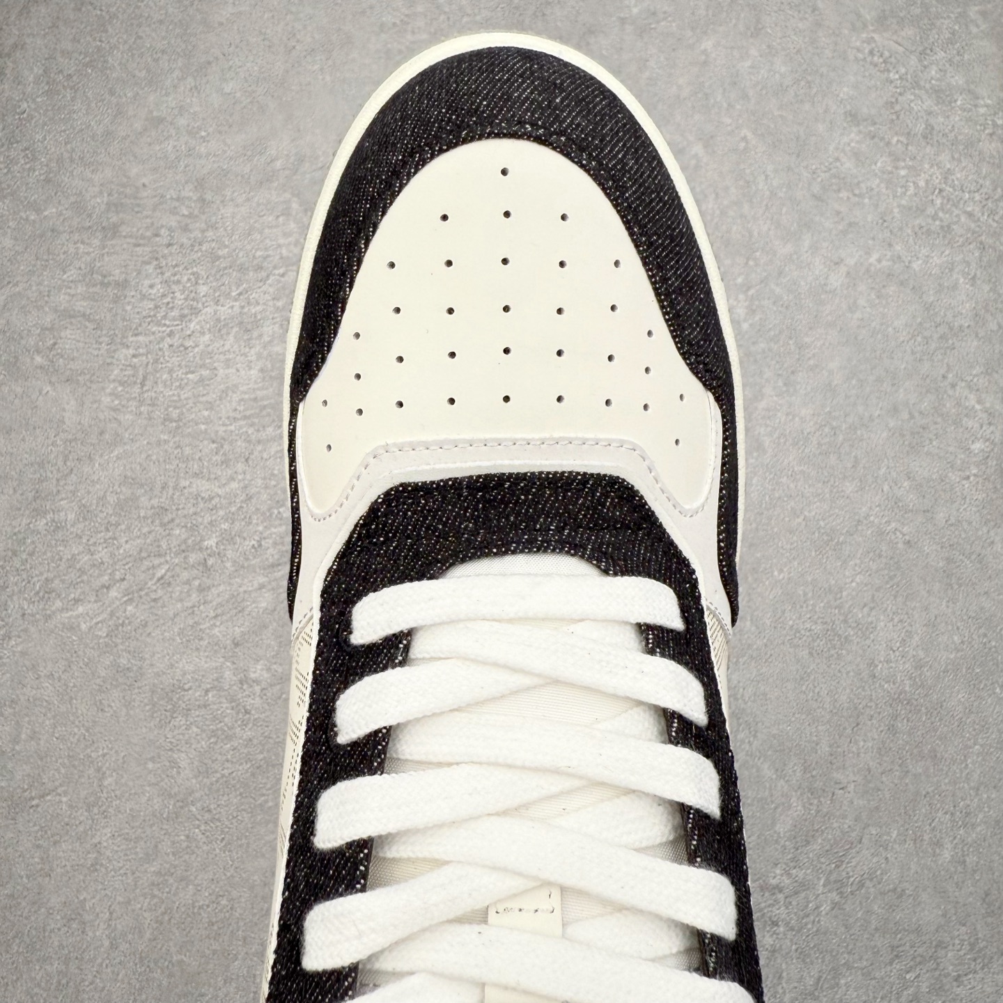 图片[4]-DIOR 迪奥 B27低帮 经典奢侈品休闲运动板鞋 东莞大厂生产 品质货真价实 代购级别 市面顶级版本 Oblique印花电秀 长时售卖 退换率超低这款B27运动鞋是DIOR的经典单品 和迪奥光滑牛皮革精心制作，侧面饰以米色和黑色提花Oblique印花镶边（激光冲孔）搭配CD lcon孔眼，双色橡胶鞋底，鞋舌和后跟处均饰以标志性细节，更显精致，时尚百搭，可为各种造型增光添彩 蓝色 奶油白色和迪奥灰光滑牛皮革 米色和黑色提花面料oblique印花 鞋底和鞋眼饰以DIOR标志 系带开合搭配CD·lcon孔眼网眼织物里料 双色橡胶外底 侧面缝线拼接结构 含防尘袋和一对鞋带 全套意大利正品包装 尺码 35 36 37 38 39 40 41 42 43 44 45 46-选品中心