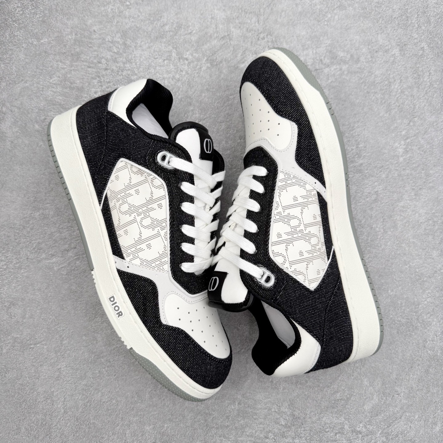 图片[3]-DIOR 迪奥 B27低帮 经典奢侈品休闲运动板鞋 东莞大厂生产 品质货真价实 代购级别 市面顶级版本 Oblique印花电秀 长时售卖 退换率超低这款B27运动鞋是DIOR的经典单品 和迪奥光滑牛皮革精心制作，侧面饰以米色和黑色提花Oblique印花镶边（激光冲孔）搭配CD lcon孔眼，双色橡胶鞋底，鞋舌和后跟处均饰以标志性细节，更显精致，时尚百搭，可为各种造型增光添彩 蓝色 奶油白色和迪奥灰光滑牛皮革 米色和黑色提花面料oblique印花 鞋底和鞋眼饰以DIOR标志 系带开合搭配CD·lcon孔眼网眼织物里料 双色橡胶外底 侧面缝线拼接结构 含防尘袋和一对鞋带 全套意大利正品包装 尺码 35 36 37 38 39 40 41 42 43 44 45 46-选品中心