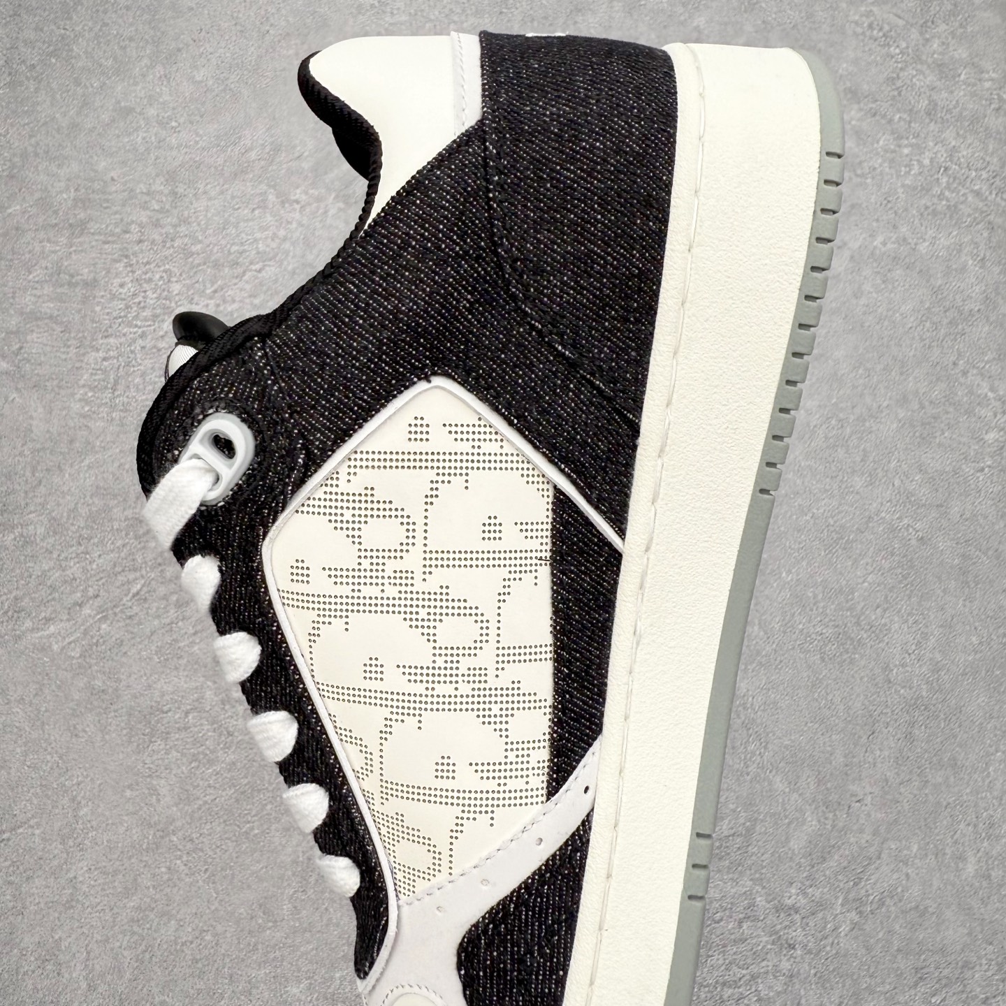 图片[7]-DIOR 迪奥 B27低帮 经典奢侈品休闲运动板鞋 东莞大厂生产 品质货真价实 代购级别 市面顶级版本 Oblique印花电秀 长时售卖 退换率超低这款B27运动鞋是DIOR的经典单品 和迪奥光滑牛皮革精心制作，侧面饰以米色和黑色提花Oblique印花镶边（激光冲孔）搭配CD lcon孔眼，双色橡胶鞋底，鞋舌和后跟处均饰以标志性细节，更显精致，时尚百搭，可为各种造型增光添彩 蓝色 奶油白色和迪奥灰光滑牛皮革 米色和黑色提花面料oblique印花 鞋底和鞋眼饰以DIOR标志 系带开合搭配CD·lcon孔眼网眼织物里料 双色橡胶外底 侧面缝线拼接结构 含防尘袋和一对鞋带 全套意大利正品包装 尺码 35 36 37 38 39 40 41 42 43 44 45 46-选品中心