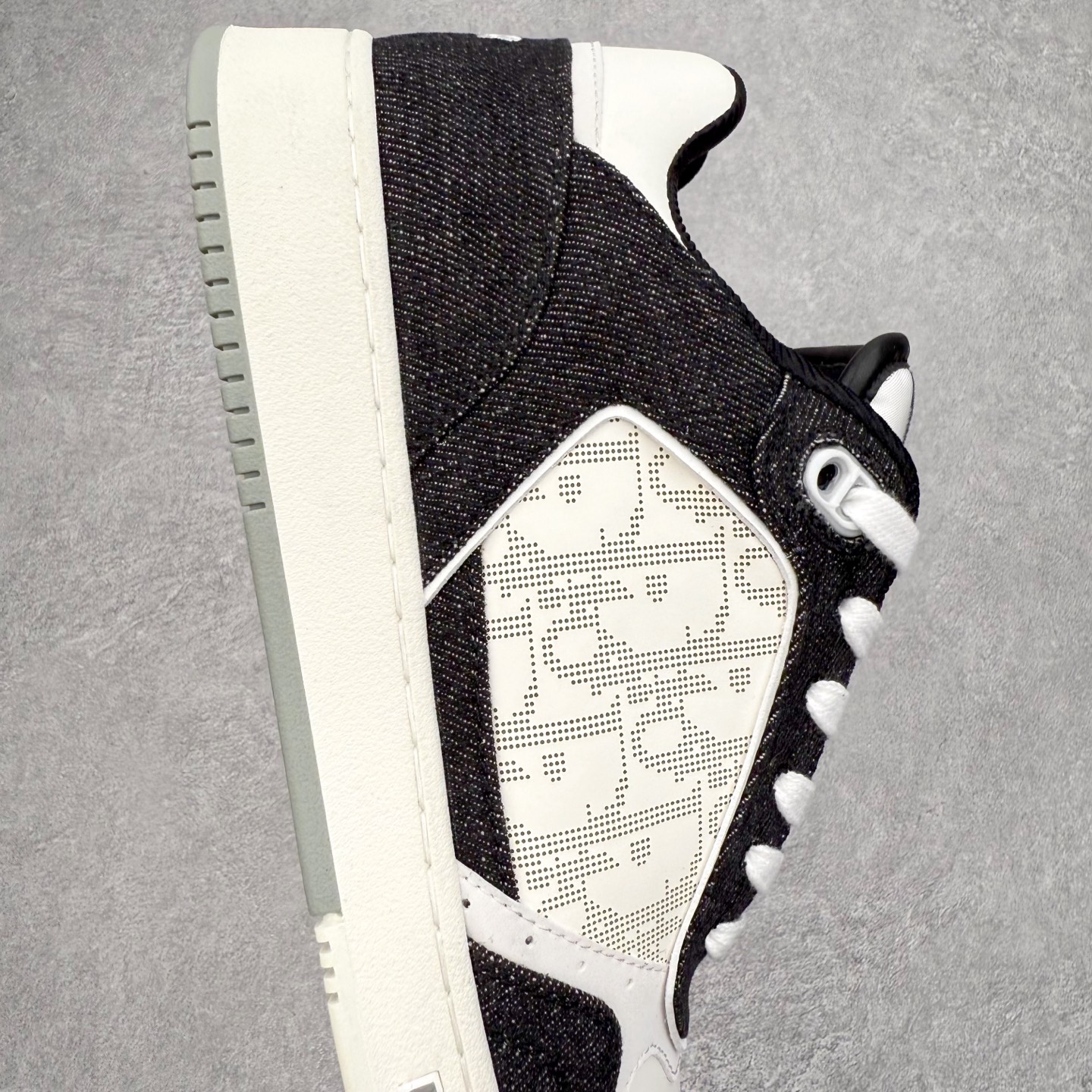 图片[6]-DIOR 迪奥 B27低帮 经典奢侈品休闲运动板鞋 东莞大厂生产 品质货真价实 代购级别 市面顶级版本 Oblique印花电秀 长时售卖 退换率超低这款B27运动鞋是DIOR的经典单品 和迪奥光滑牛皮革精心制作，侧面饰以米色和黑色提花Oblique印花镶边（激光冲孔）搭配CD lcon孔眼，双色橡胶鞋底，鞋舌和后跟处均饰以标志性细节，更显精致，时尚百搭，可为各种造型增光添彩 蓝色 奶油白色和迪奥灰光滑牛皮革 米色和黑色提花面料oblique印花 鞋底和鞋眼饰以DIOR标志 系带开合搭配CD·lcon孔眼网眼织物里料 双色橡胶外底 侧面缝线拼接结构 含防尘袋和一对鞋带 全套意大利正品包装 尺码 35 36 37 38 39 40 41 42 43 44 45 46-选品中心