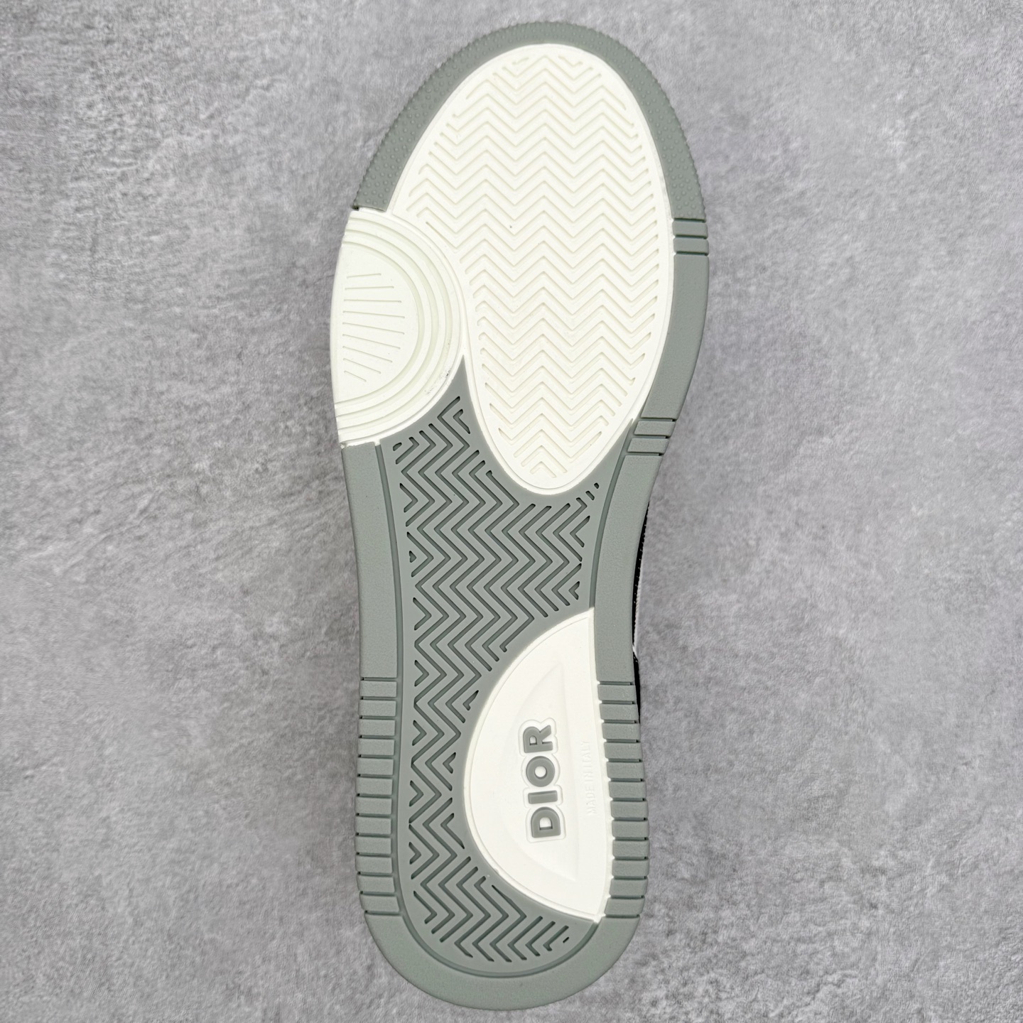 图片[9]-DIOR 迪奥 B27低帮 经典奢侈品休闲运动板鞋 东莞大厂生产 品质货真价实 代购级别 市面顶级版本 Oblique印花电秀 长时售卖 退换率超低这款B27运动鞋是DIOR的经典单品 和迪奥光滑牛皮革精心制作，侧面饰以米色和黑色提花Oblique印花镶边（激光冲孔）搭配CD lcon孔眼，双色橡胶鞋底，鞋舌和后跟处均饰以标志性细节，更显精致，时尚百搭，可为各种造型增光添彩 蓝色 奶油白色和迪奥灰光滑牛皮革 米色和黑色提花面料oblique印花 鞋底和鞋眼饰以DIOR标志 系带开合搭配CD·lcon孔眼网眼织物里料 双色橡胶外底 侧面缝线拼接结构 含防尘袋和一对鞋带 全套意大利正品包装 尺码 35 36 37 38 39 40 41 42 43 44 45 46-选品中心