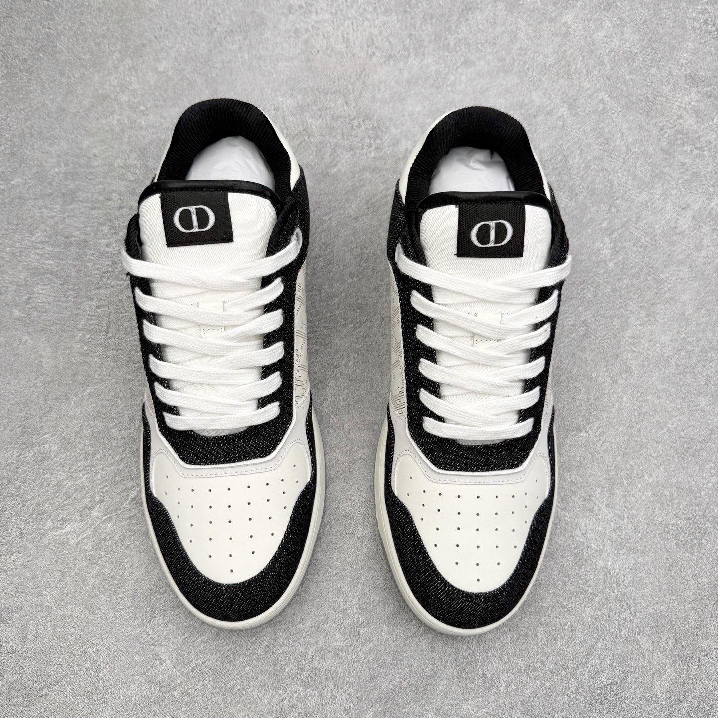 图片[2]-DIOR 迪奥 B27低帮 经典奢侈品休闲运动板鞋 东莞大厂生产 品质货真价实 代购级别 市面顶级版本 Oblique印花电秀 长时售卖 退换率超低这款B27运动鞋是DIOR的经典单品 和迪奥光滑牛皮革精心制作，侧面饰以米色和黑色提花Oblique印花镶边（激光冲孔）搭配CD lcon孔眼，双色橡胶鞋底，鞋舌和后跟处均饰以标志性细节，更显精致，时尚百搭，可为各种造型增光添彩 蓝色 奶油白色和迪奥灰光滑牛皮革 米色和黑色提花面料oblique印花 鞋底和鞋眼饰以DIOR标志 系带开合搭配CD·lcon孔眼网眼织物里料 双色橡胶外底 侧面缝线拼接结构 含防尘袋和一对鞋带 全套意大利正品包装 尺码 35 36 37 38 39 40 41 42 43 44 45 46-选品中心