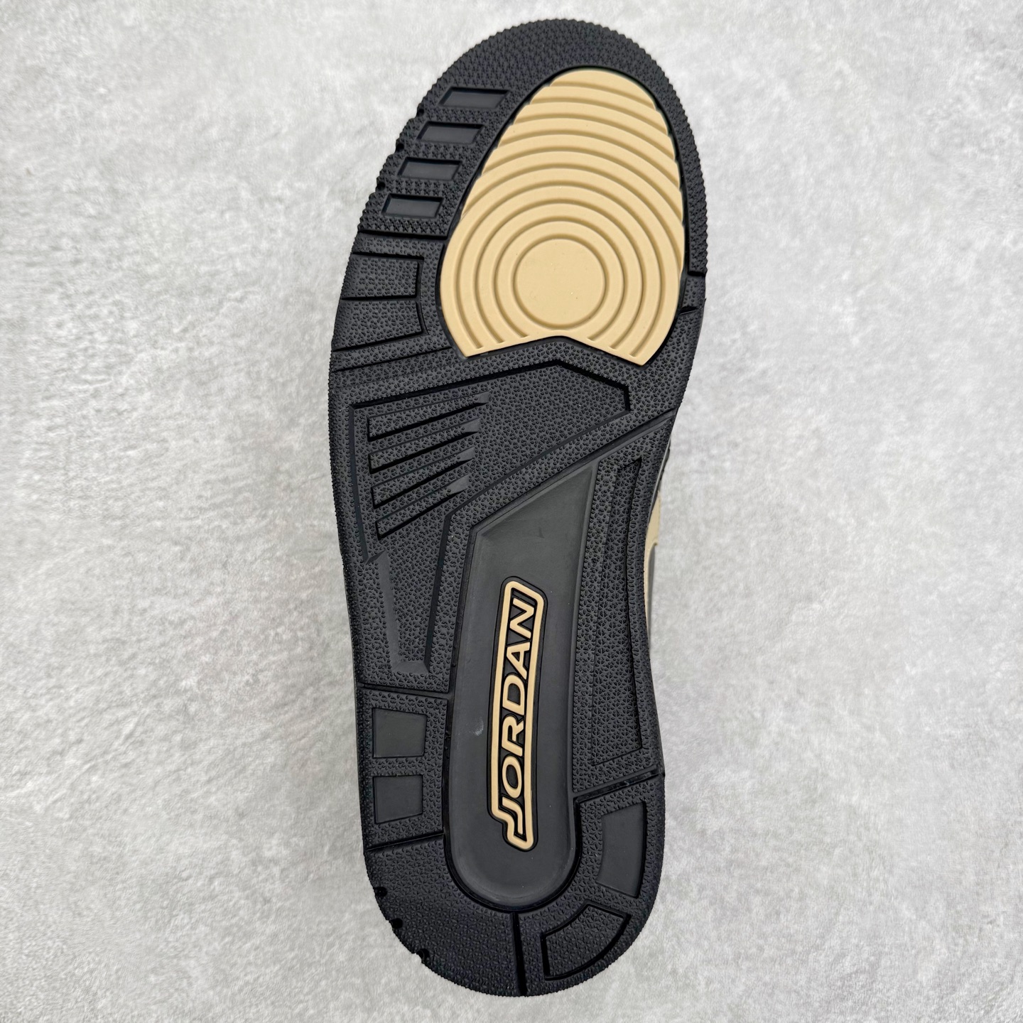 图片[9]-Air Jordan Legacy AJ312 低帮 CD7069-003 鞋身采用了皮革材质打造 横跨鞋面的魔术贴十分吸睛 侧面的Swoosh Logo的一部分被鞋面遮挡了一部分 颇具玩味 魔术贴上标有NK标识 而鞋舌上是Jordan的经典飞翼Logo 后跟和鞋底均采用了Air Jordan 3 的设计 后跟上同样也使用了经典的爆裂纹图案 尺码：36 36.5 37.5 38 38.5 39 40 40.5 41 42 42.5 43 44 44.5 45 46 47.5-选品中心