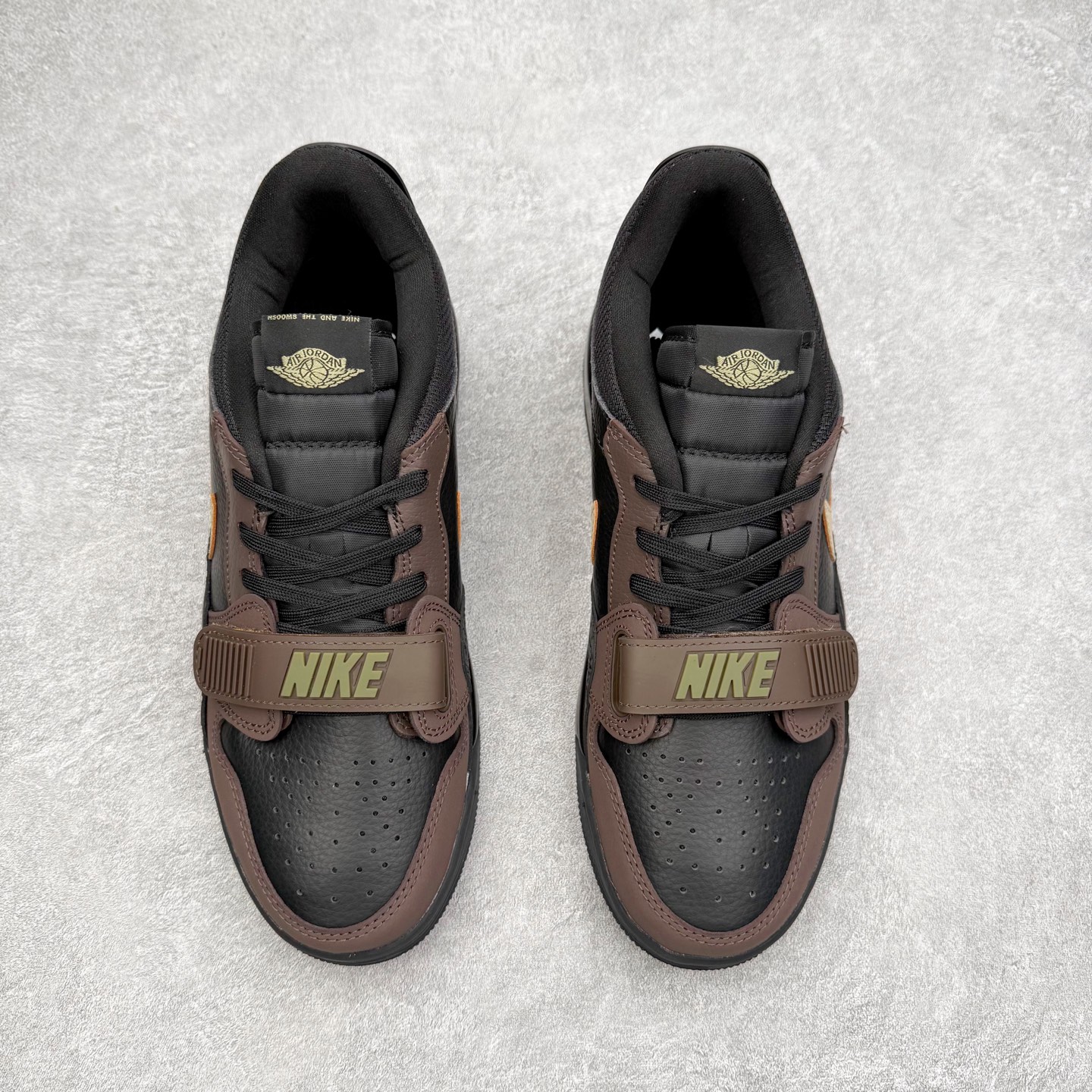 图片[2]-Air Jordan Legacy AJ312 低帮 CD7069-003 鞋身采用了皮革材质打造 横跨鞋面的魔术贴十分吸睛 侧面的Swoosh Logo的一部分被鞋面遮挡了一部分 颇具玩味 魔术贴上标有NK标识 而鞋舌上是Jordan的经典飞翼Logo 后跟和鞋底均采用了Air Jordan 3 的设计 后跟上同样也使用了经典的爆裂纹图案 尺码：36 36.5 37.5 38 38.5 39 40 40.5 41 42 42.5 43 44 44.5 45 46 47.5-选品中心