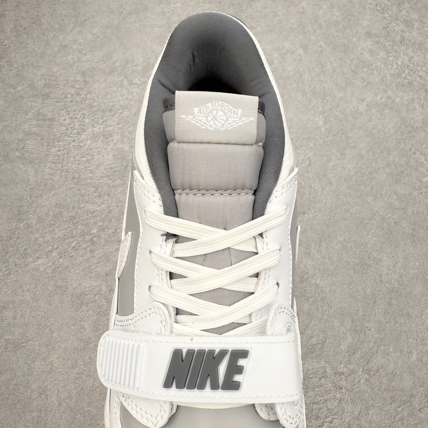 图片[5]-Air Jordan Legacy AJ312 低帮 CD7069-005 鞋身采用了皮革材质打造 横跨鞋面的魔术贴十分吸睛 侧面的Swoosh Logo的一部分被鞋面遮挡了一部分 颇具玩味 魔术贴上标有NK标识 而鞋舌上是Jordan的经典飞翼Logo 后跟和鞋底均采用了Air Jordan 3 的设计 后跟上同样也使用了经典的爆裂纹图案 尺码：36 36.5 37.5 38 38.5 39 40 40.5 41 42 42.5 43 44 44.5 45 46 47.5-选品中心