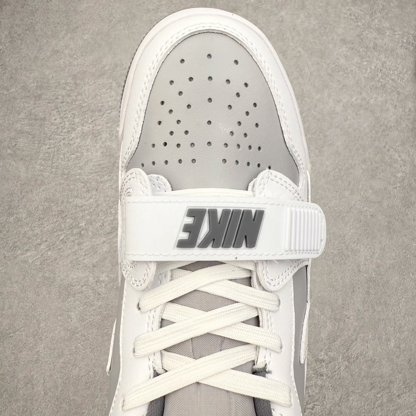 图片[4]-Air Jordan Legacy AJ312 低帮 CD7069-005 鞋身采用了皮革材质打造 横跨鞋面的魔术贴十分吸睛 侧面的Swoosh Logo的一部分被鞋面遮挡了一部分 颇具玩味 魔术贴上标有NK标识 而鞋舌上是Jordan的经典飞翼Logo 后跟和鞋底均采用了Air Jordan 3 的设计 后跟上同样也使用了经典的爆裂纹图案 尺码：36 36.5 37.5 38 38.5 39 40 40.5 41 42 42.5 43 44 44.5 45 46 47.5-选品中心