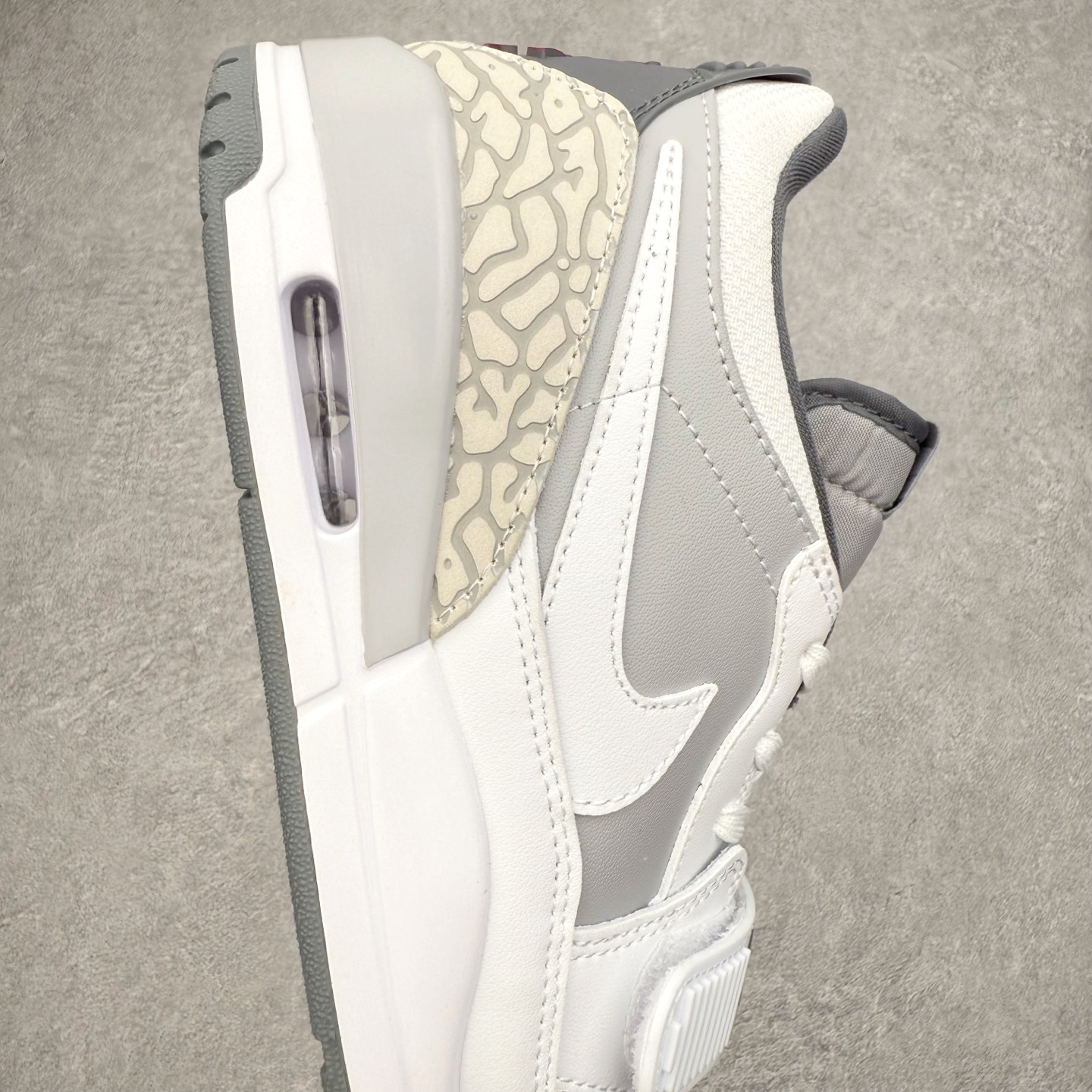 图片[6]-Air Jordan Legacy AJ312 低帮 CD7069-005 鞋身采用了皮革材质打造 横跨鞋面的魔术贴十分吸睛 侧面的Swoosh Logo的一部分被鞋面遮挡了一部分 颇具玩味 魔术贴上标有NK标识 而鞋舌上是Jordan的经典飞翼Logo 后跟和鞋底均采用了Air Jordan 3 的设计 后跟上同样也使用了经典的爆裂纹图案 尺码：36 36.5 37.5 38 38.5 39 40 40.5 41 42 42.5 43 44 44.5 45 46 47.5-选品中心