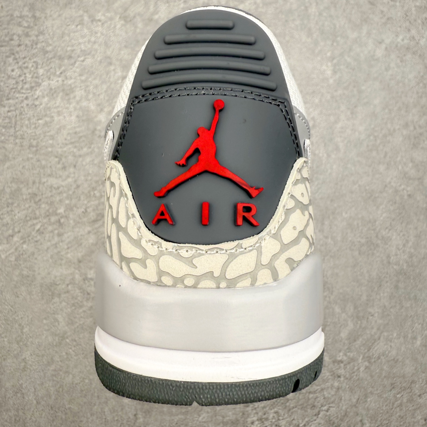 图片[8]-Air Jordan Legacy AJ312 低帮 CD7069-005 鞋身采用了皮革材质打造 横跨鞋面的魔术贴十分吸睛 侧面的Swoosh Logo的一部分被鞋面遮挡了一部分 颇具玩味 魔术贴上标有NK标识 而鞋舌上是Jordan的经典飞翼Logo 后跟和鞋底均采用了Air Jordan 3 的设计 后跟上同样也使用了经典的爆裂纹图案 尺码：36 36.5 37.5 38 38.5 39 40 40.5 41 42 42.5 43 44 44.5 45 46 47.5-选品中心